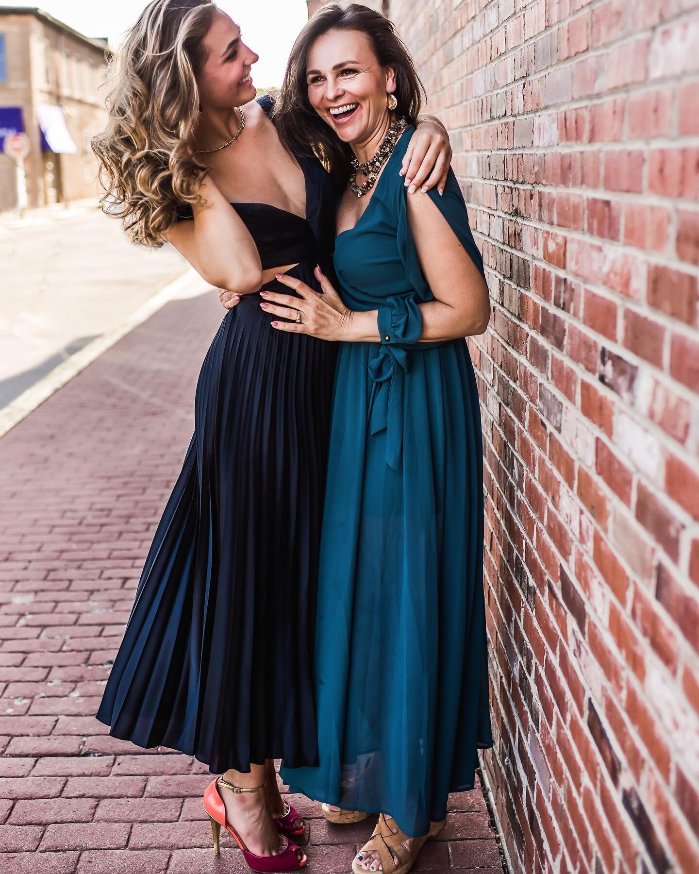 It was a just a little windy 🤪🌬️🤩&hellip;.but had to post some mama and daughter love on here. Have about 5 boy seniors I have yet to share!! Eeeeeeeek.

#love #beautiful #clickinmoms #highschoolsenior #igersindy  #highschoolseniorphotography #lif