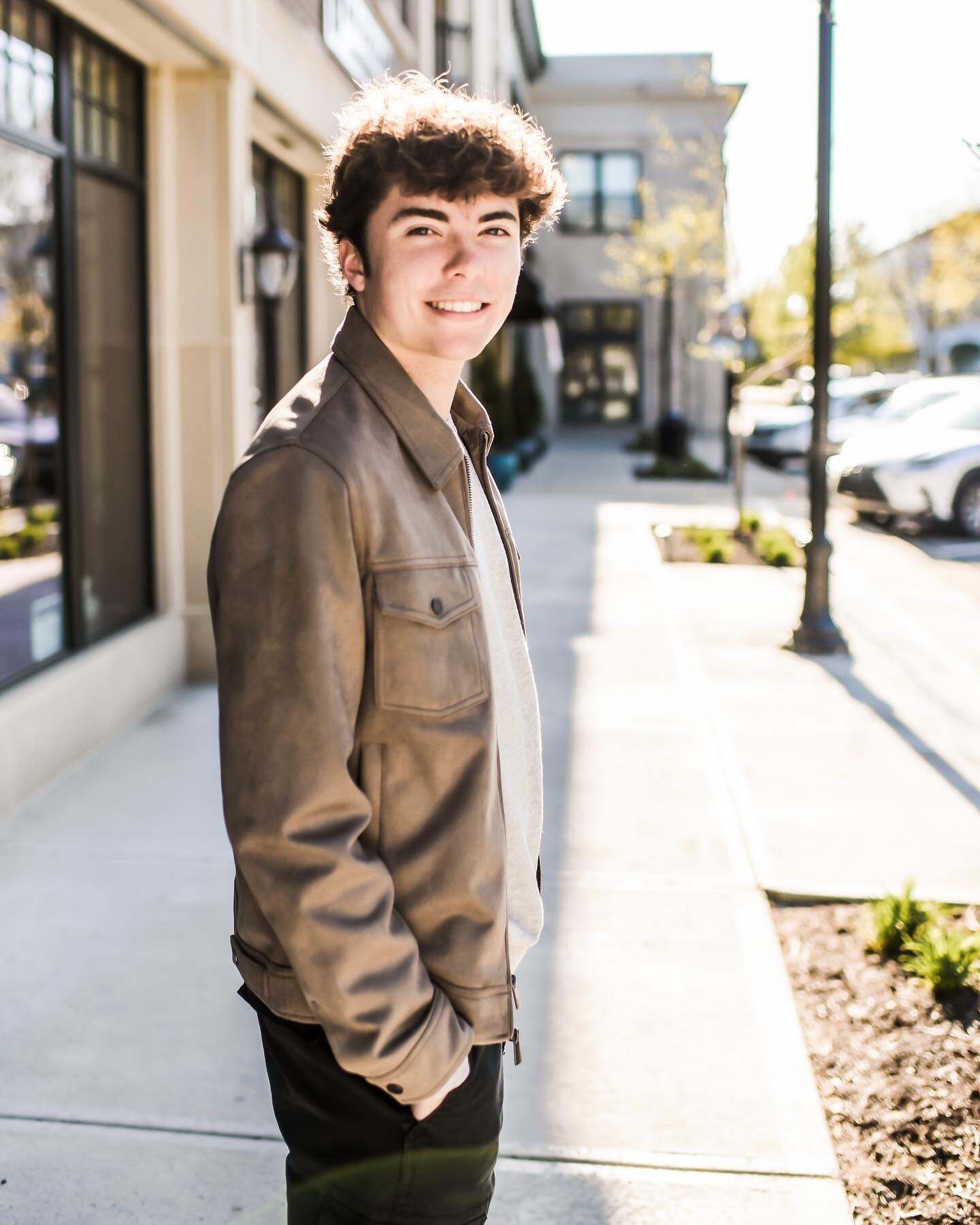 Gah behind in posting so many sessions&hellip;happy Monday everyone!! 

#love #handsome #highschoolsenior #igersindy  #highschoolseniorphotography #lifestylephotographer #candidmoments #dearphotographer #lightinspired #featuremeinstagood #photoofthed