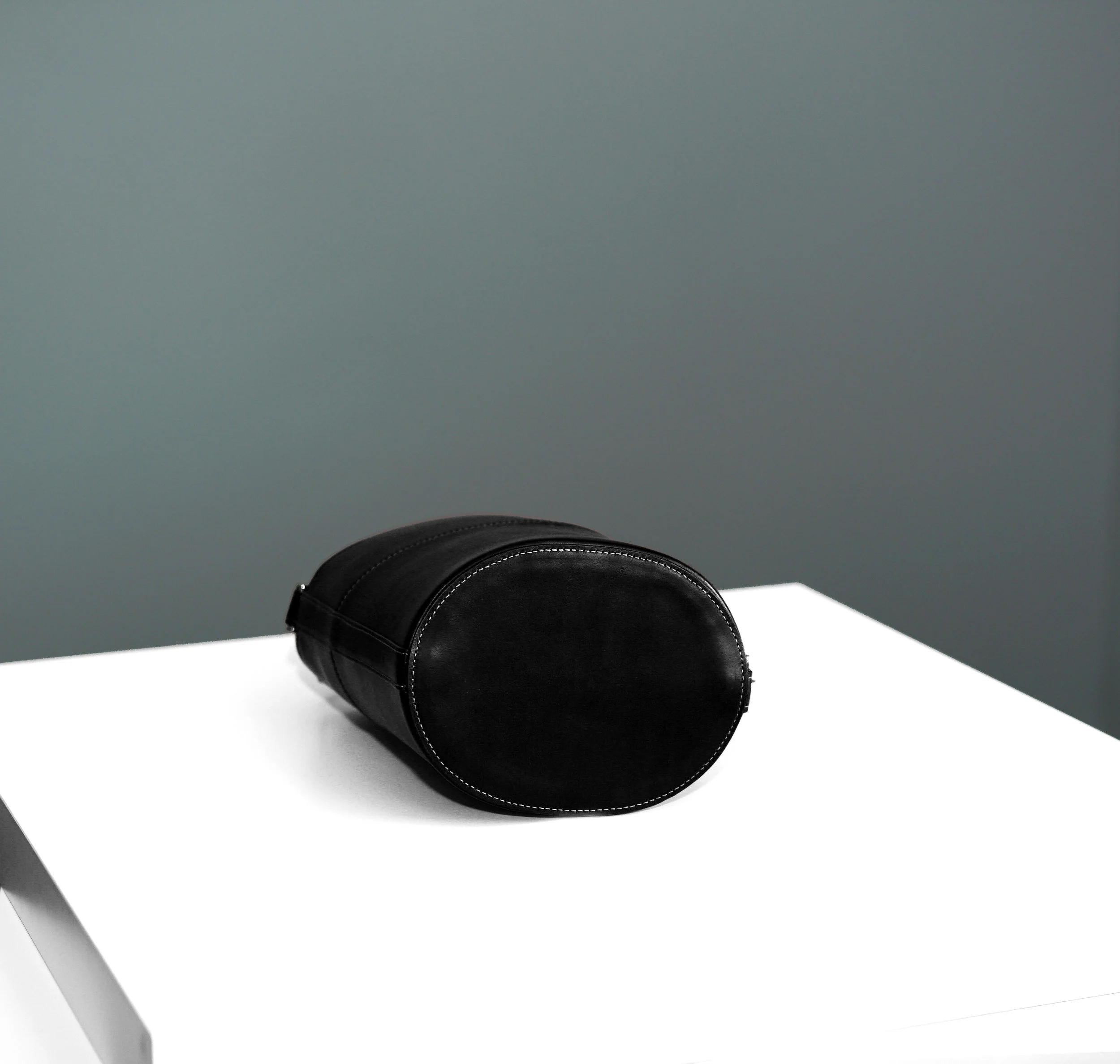 NO639 Bucketbag_BlackBottomview.jpg