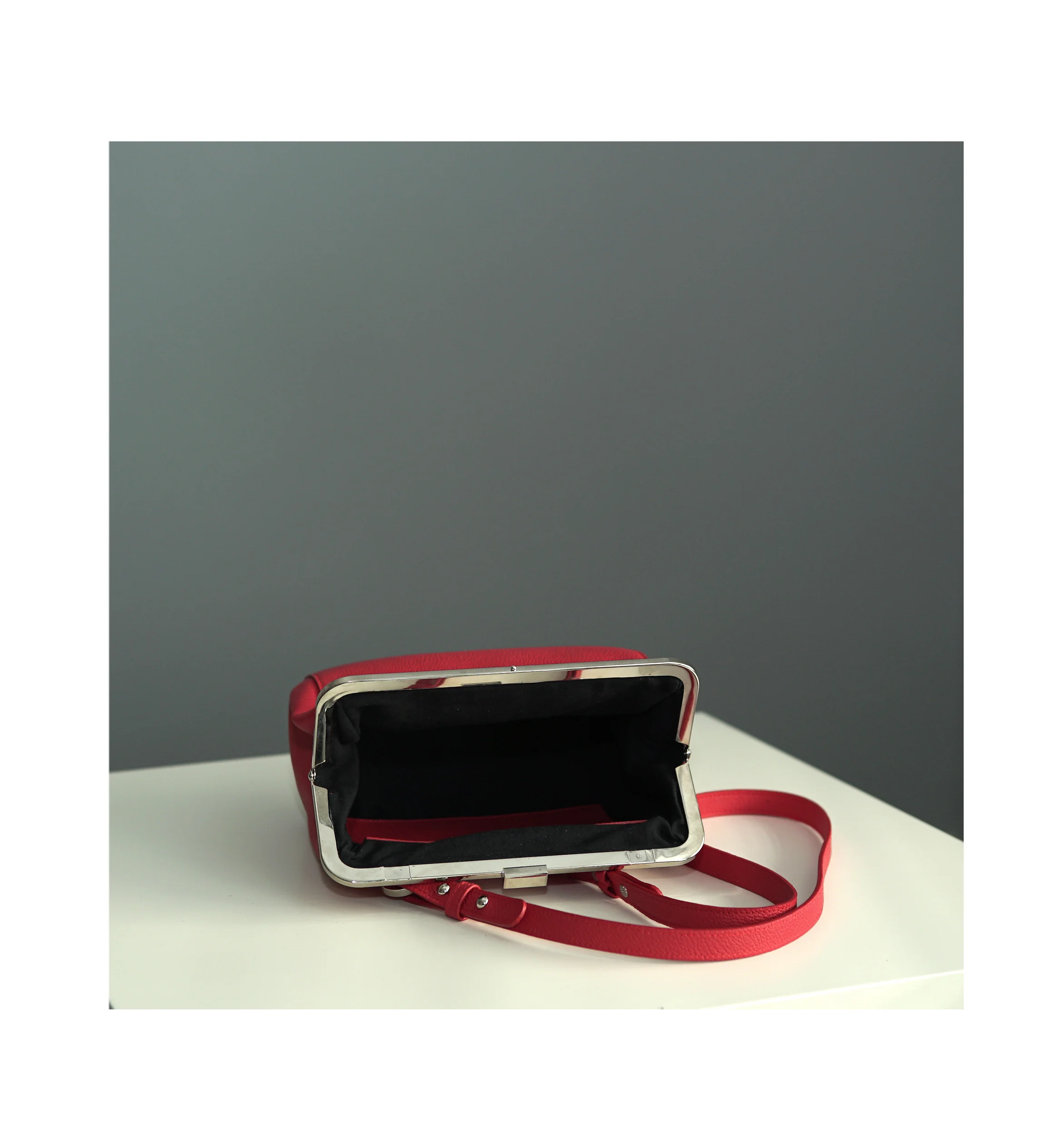 October Shoulderbag_Lipstick_Insideview.jpg