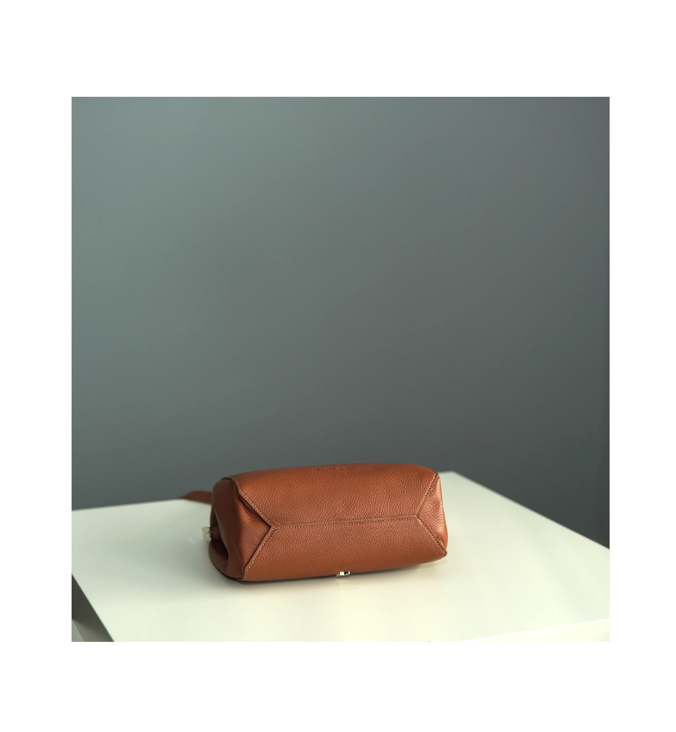 October Shoulderbag_Luggage_Bottomview.jpg