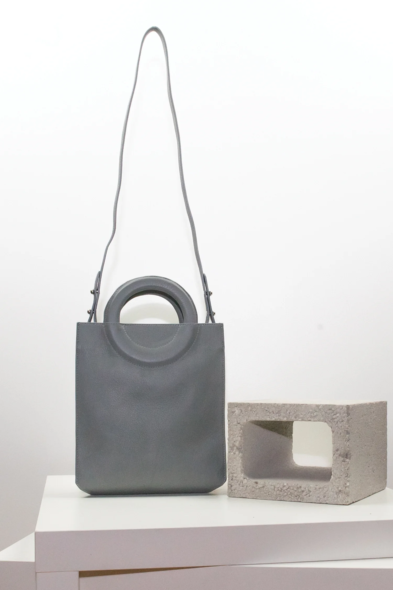 GreyNewyorkbag_strap.jpg