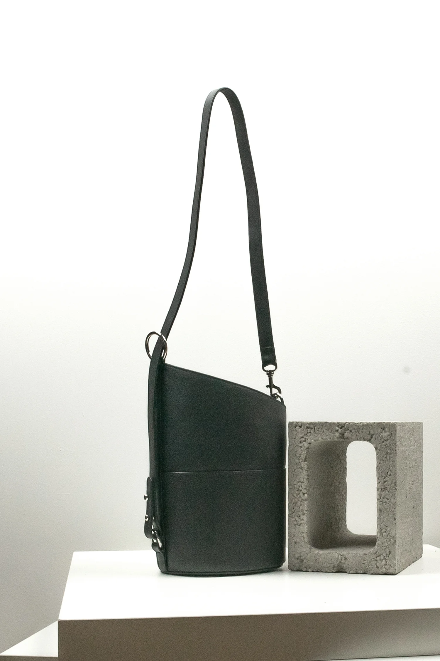 BlackNO639Bucket_Shoulderstrap.jpg