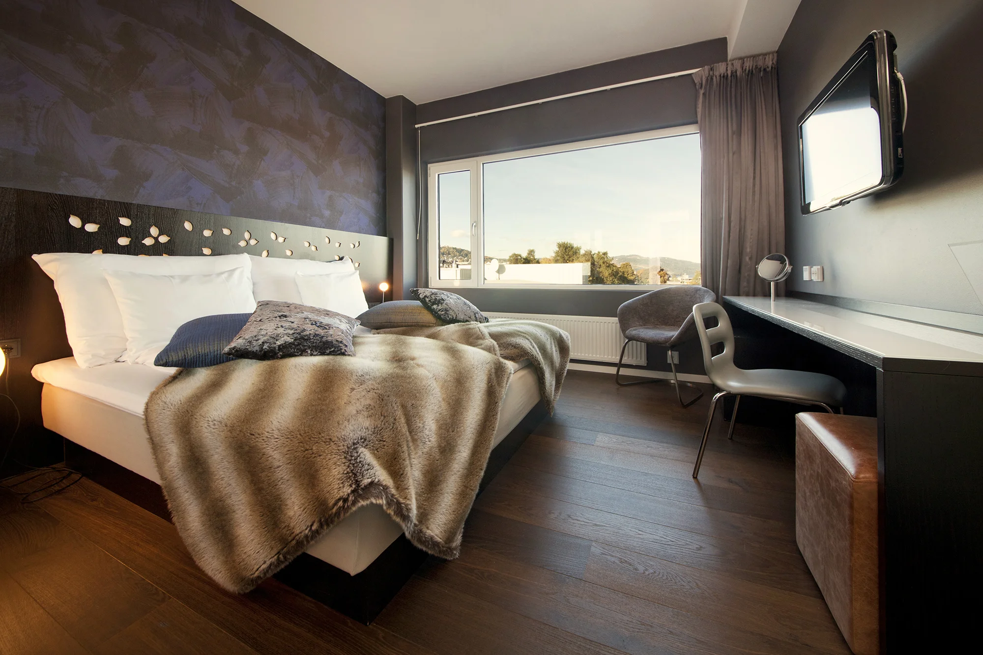 suite-room-bed-quality-hotel-strand 1.jpg