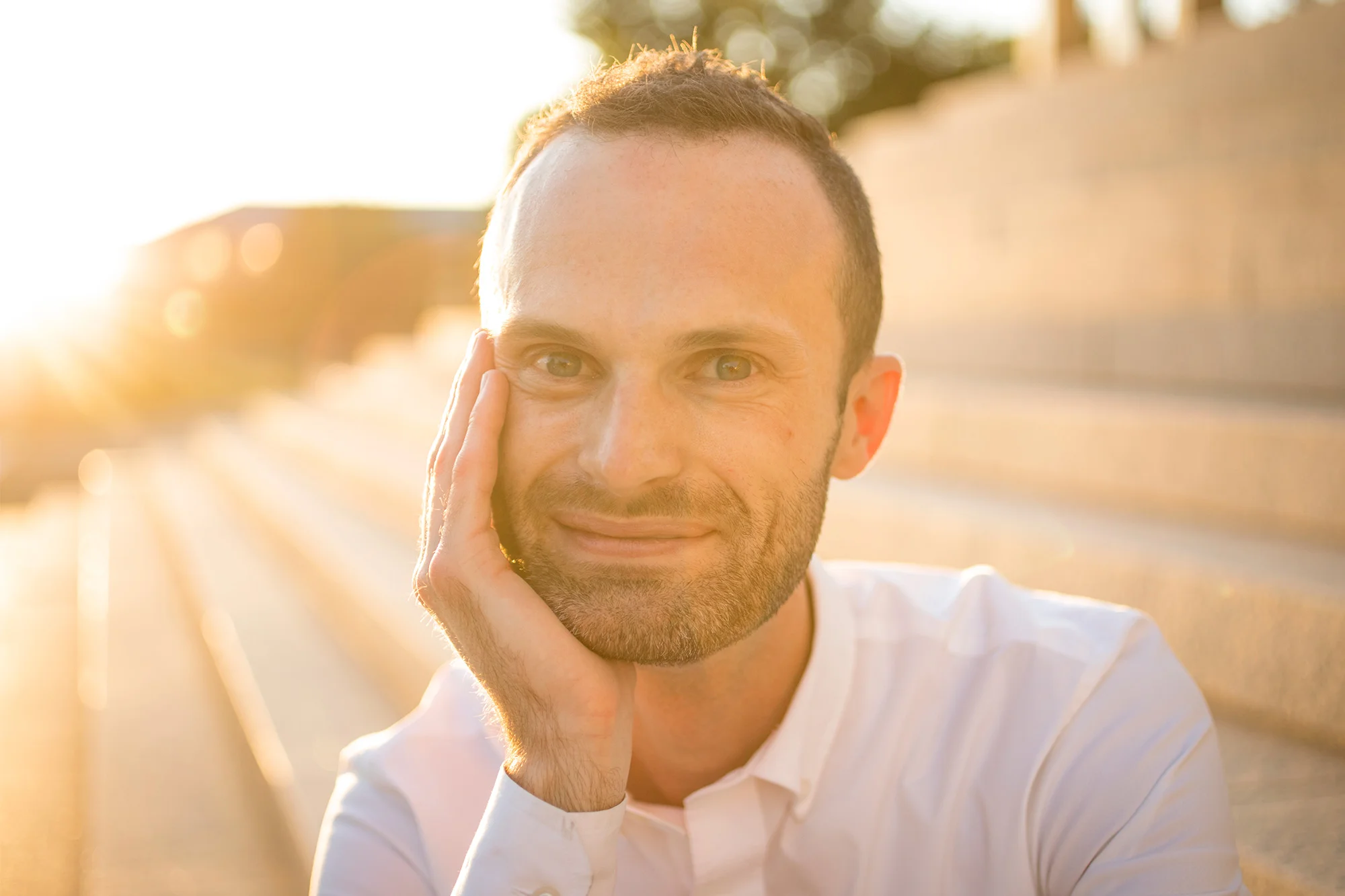 POCARO_editorial_photography_sunset_sun-flare_downtown_portrait_001.jpg