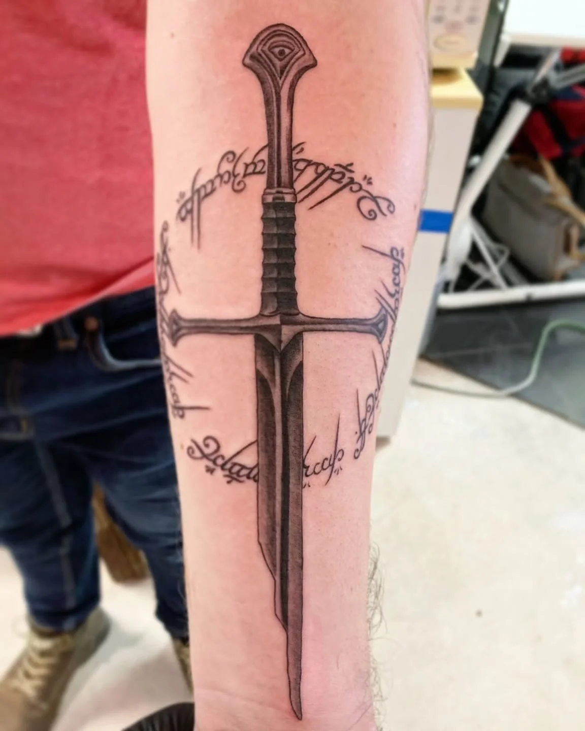 🗡Fun lord of the rings piece! I always love doing pop culture tattoos. The power a movie, song, game, or even a smell has to warm your soul is truly magical!!! 
Time available!! Hit me up in the DMs if you’re interested in getting something.