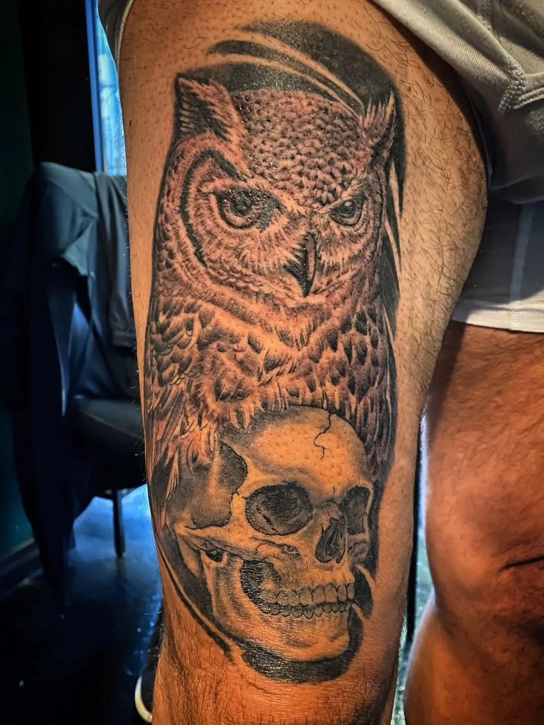 ● @keithmullintattoos ● Just finished up this fun skull and owl. The line work and skull were done about 3 weeks ago. 
🙂
#fun #tattoo #tattooart #illustration #illustrativetattoo #blackandgreytattoo #london #ontario #londonontario #londonontariotat