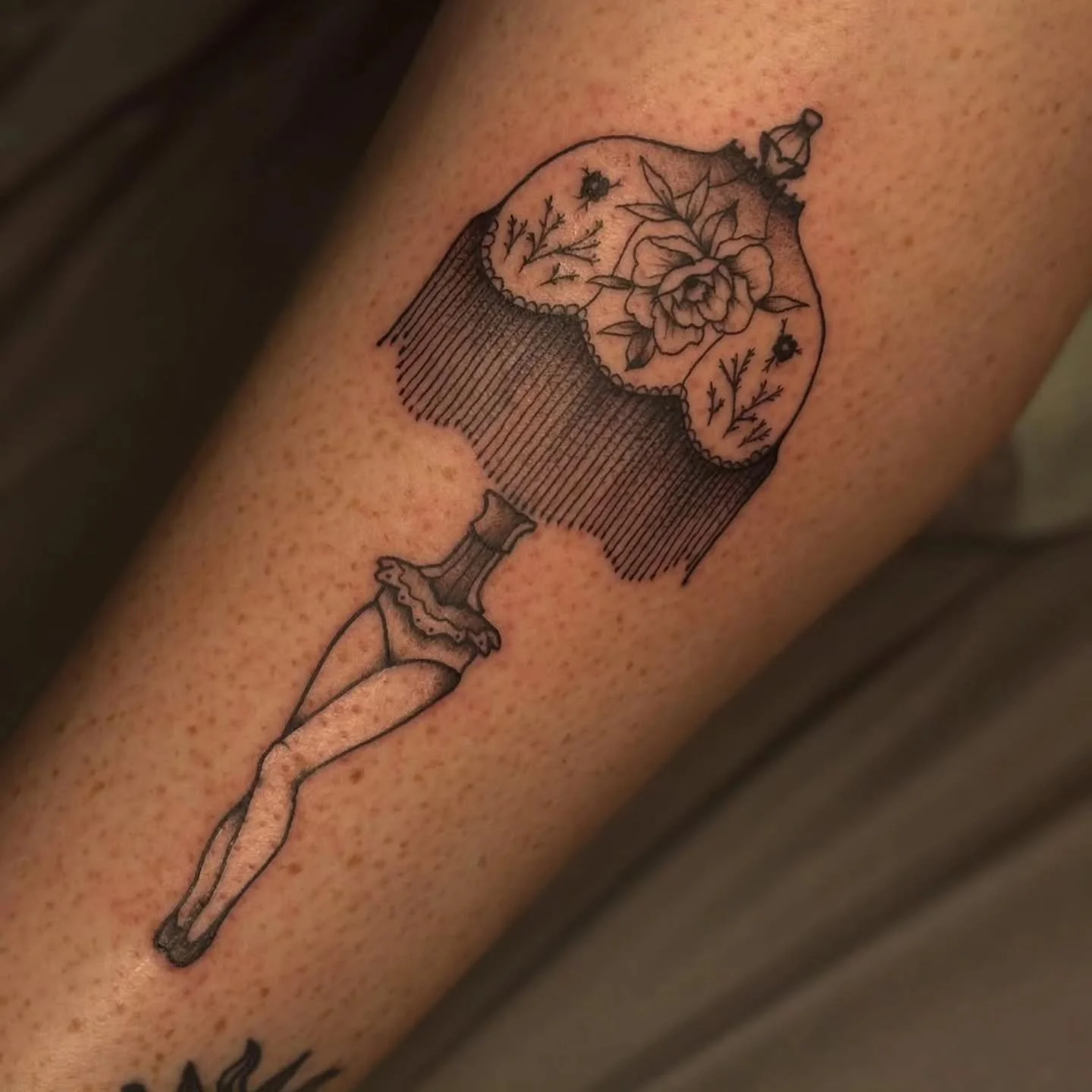 Another look at this beautiful lamp lady by Piper. ✨️
I absolutely love her!

Piper has lots of gorgeous flash available to look through in her story highlights ~ @piperedenn
.
.
519-601-2400 
Ravensheadtattoo@gmail.com