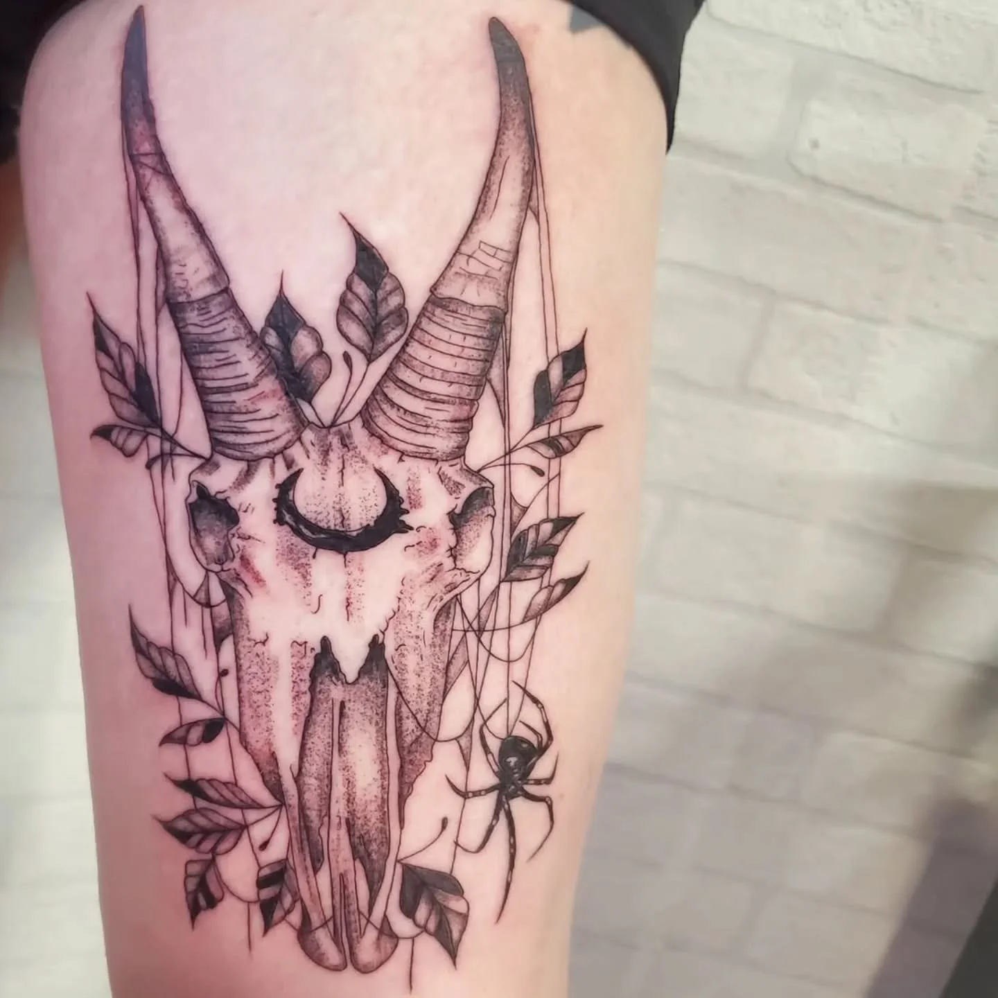 &bull; @lace_inks &bull; 
Thank you Sarah! Had a blast with this and you 😊 

 📖 Lacey's books are open!
.
.
.
Raven's Head Tattoo 
242 Dundas Street 
London Ontario 
519-601-2400 
 

#finelinetattoo #tattooed #tattoolovers #ldnont #londonontario #t