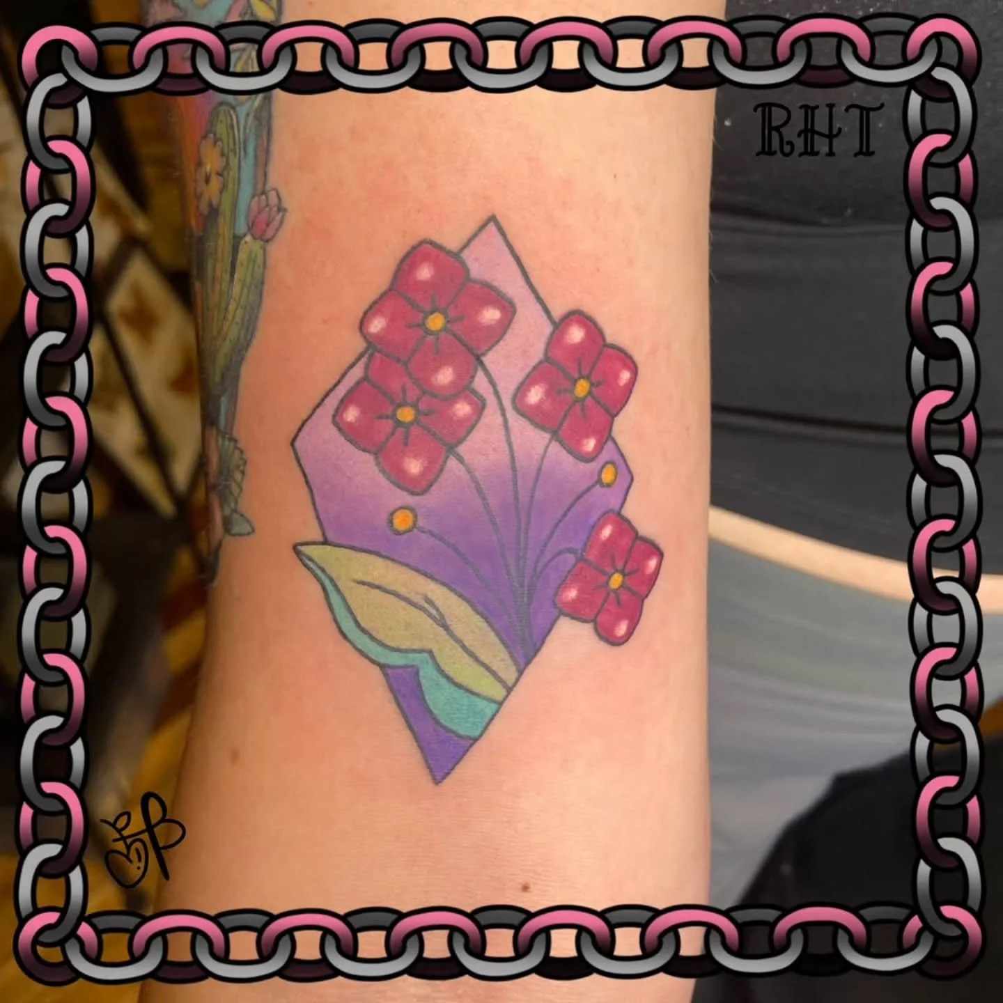 &bull; @berrypickertattoos &bull; 🌷flash flowers🌷
Thank you Laura, I&rsquo;m always so happy to see you and I love the designs you pick!! 

I love tattooing flowers, hit me up for flowerssss
.
.
.
#patchworktattoo #londonontario #illustrativetattoo