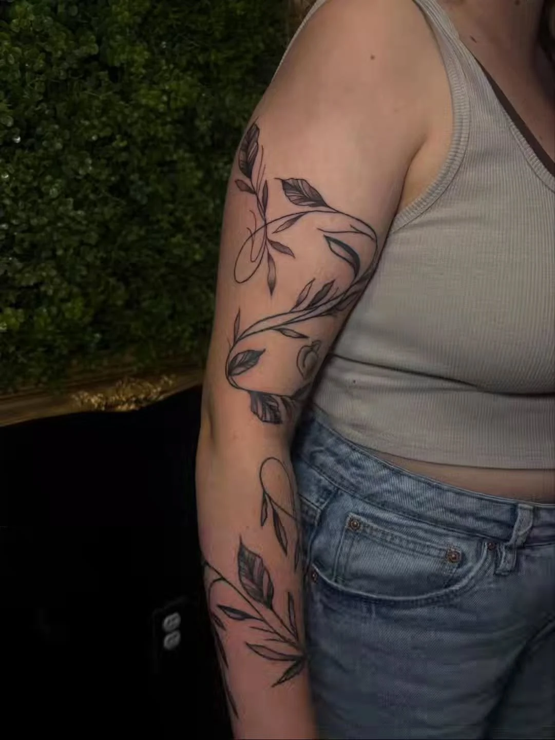 &bull; @piperedenn &bull; so so happy with this vine tattoo &mdash; thank you so much julia !! 🍃
lines healed except for the top part &amp; shading fresh &mdash; peach tattoo not done by me 

🌿 LONDON, ON &mdash; Raven&rsquo;s Head Tattoo
🌿 DM me 