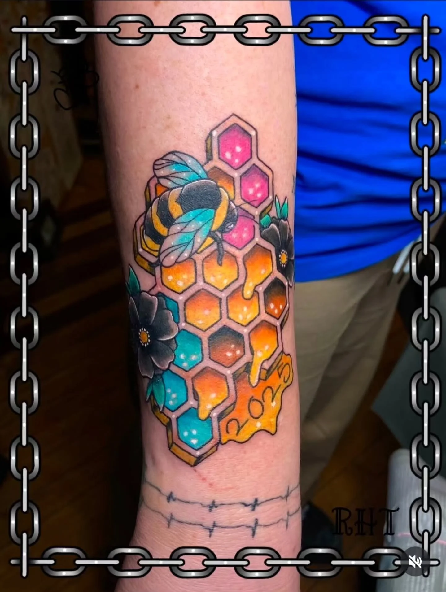 Lovely colourful honeycomb and bee by @berrypickertattoos 

Feeling these bright colours today with how dreary the weather has been! 
.
.
.
Raven's Head Tattoo 
242 Dundas Street 
London Ontario 
519-601-2400