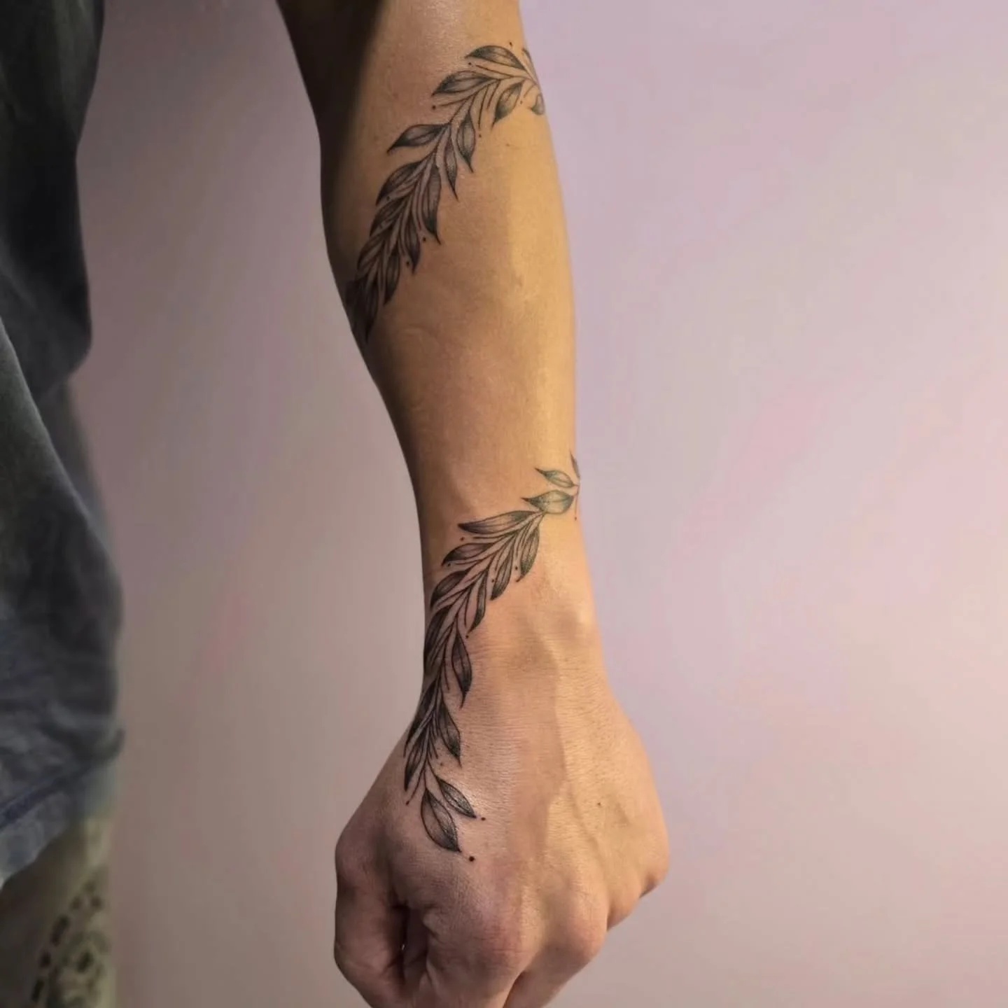 A lovely vine wrap around by @lace_inks 
I've been really into these and they don't get enough attention honestly!