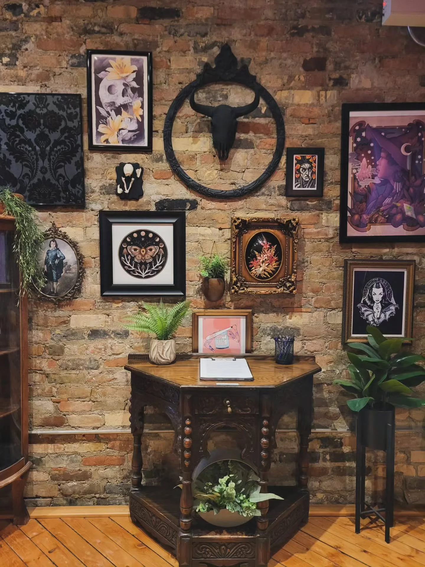 Just some ✨️dreamy shop vibes ✨️
I feel like I don't post the space all that much for y'all to see. 👀
We are a cozy hidden gem with a vintage vibe that has been situated downtown London for almost 9 years!✨️

Come check us out ❤️
Tuesday-Saturday | 