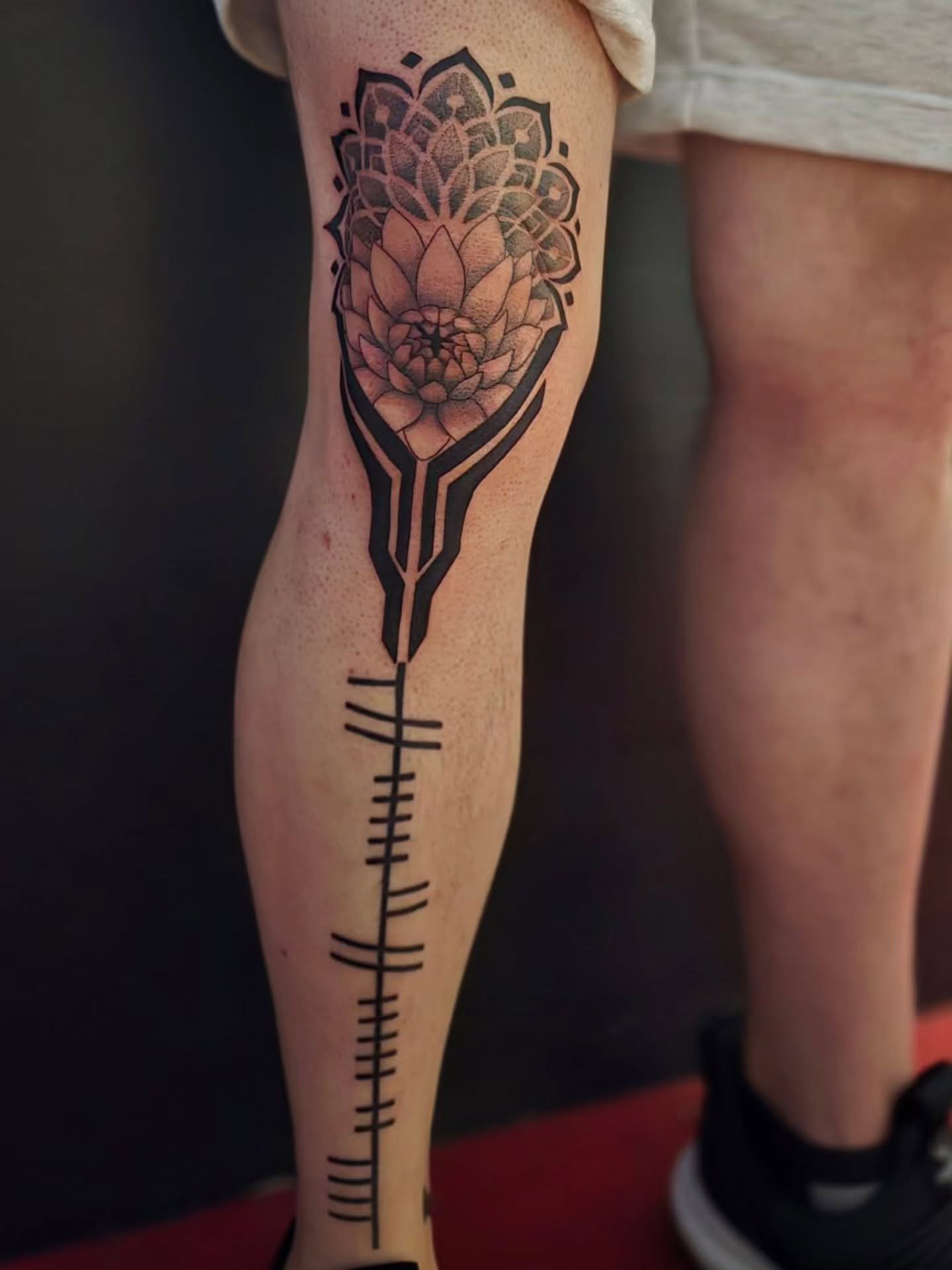 Thats a spicy knee you got there friend!! 
By @lace_inks 
.
.
.
Raven's Head Tattoo 
242 Dundas Street 
London Ontario 
519-601-2400 

#ldnont #londonontario #kneetattoo #mandala #flowertattoo