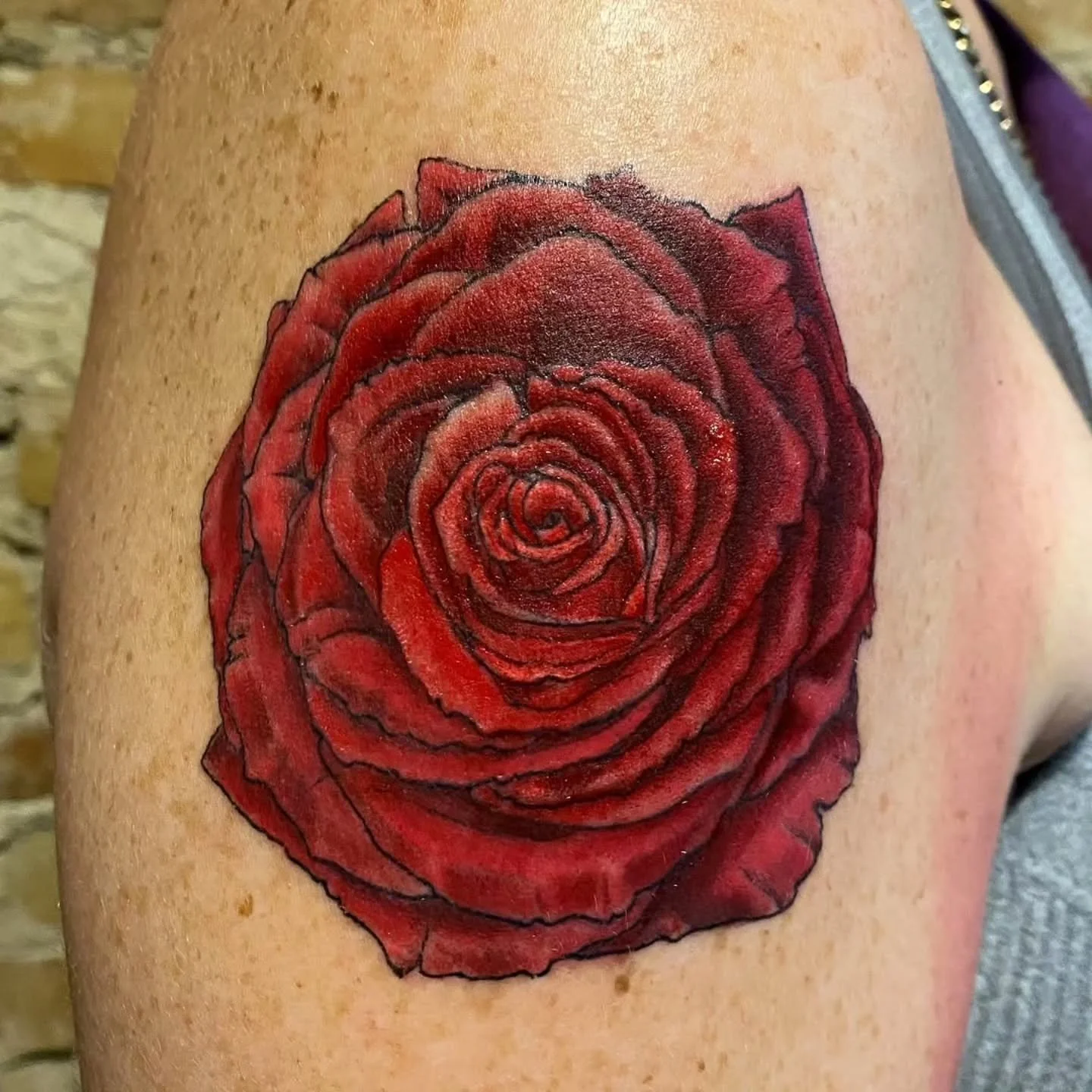 Nothing beats a classic red rose in my humble opinion. 🌹 ✨️ By @keithmullintattoos 
.
.
.
Raven's Head Tattoo 
242 Dundas Street 
London Ontario 
519-601-2400 

#rosetattoo #classictattoo #londonontario #ldnont