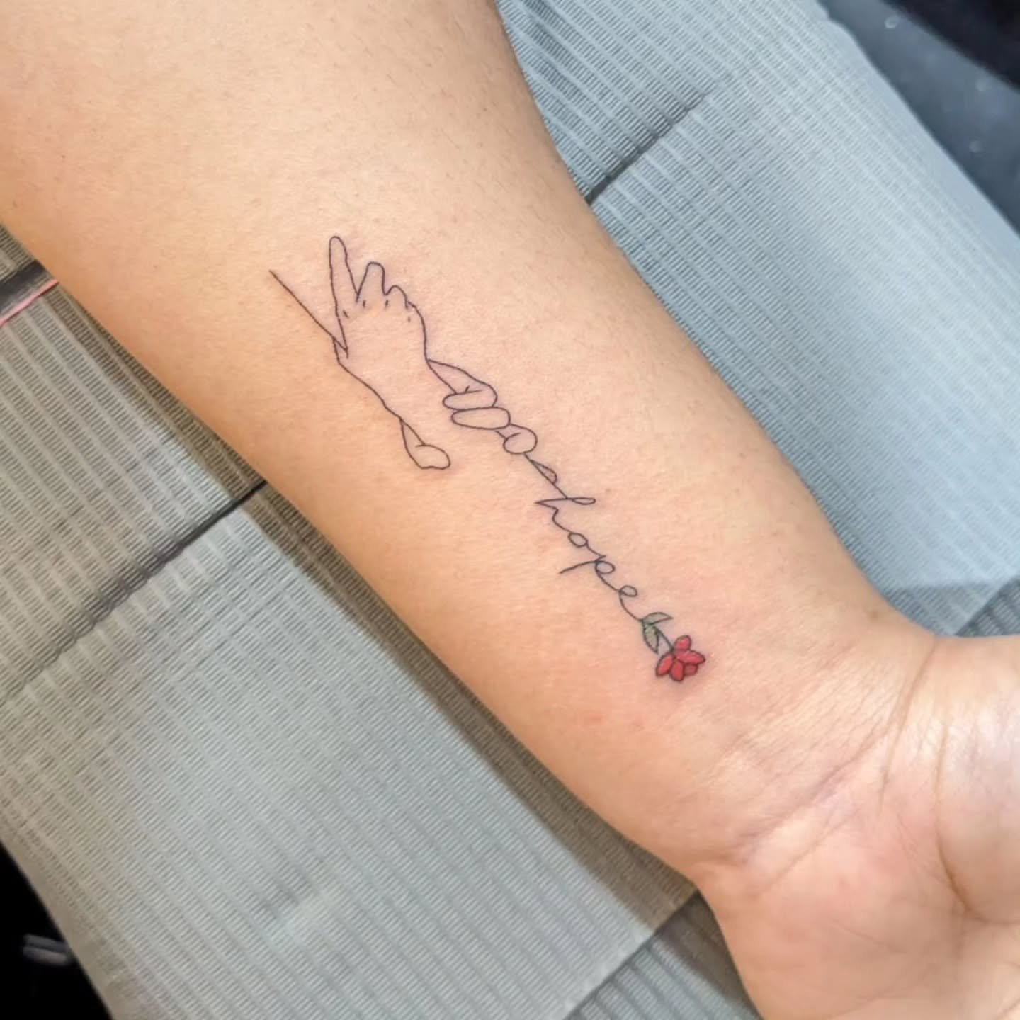 Loving this sweet little fineline piece by @amy.lo.ink
❤️Hope❤️
.
.
.
Raven's Head Tattoo 
242 Dundas Street 
London Ontario 
519-601-2400 

#ldnont #londonontario #tattoo #finelinetattoo