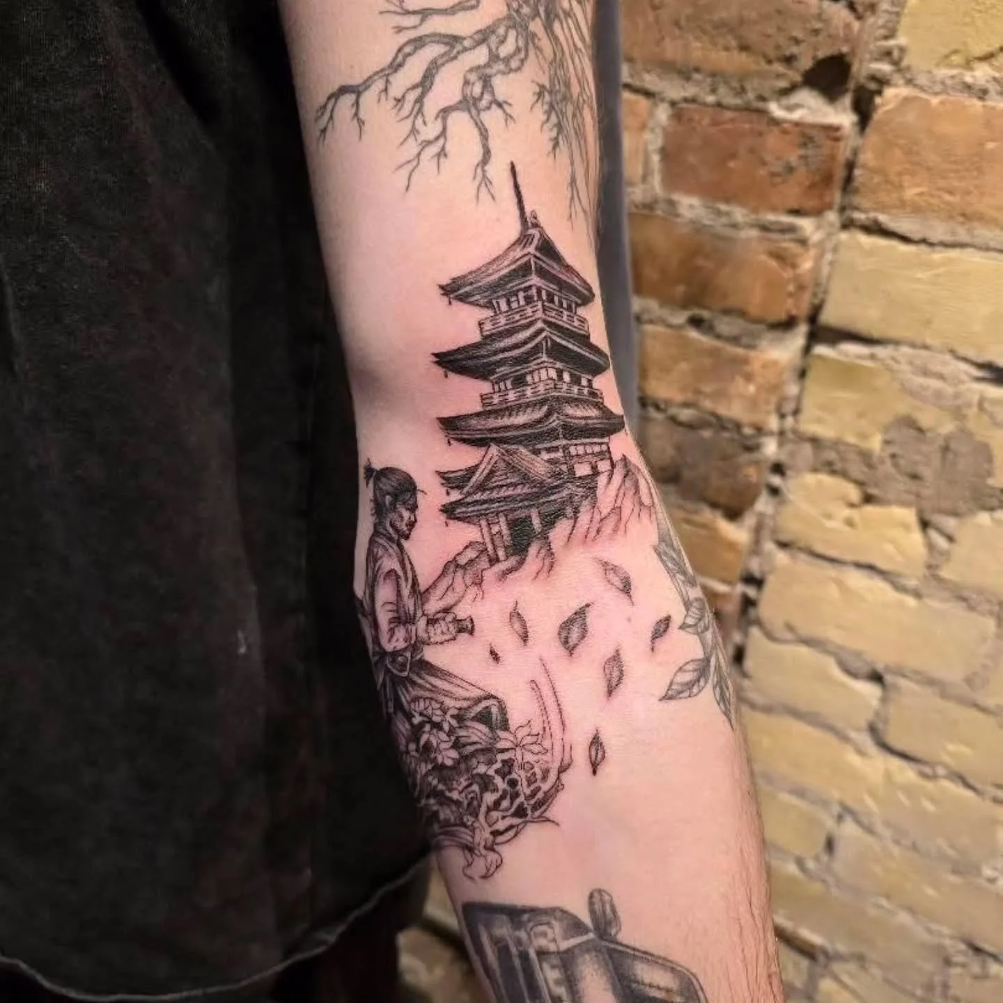 &bull; @lace_inks &bull; with the beautiful details 😍 
.
.
.
Raven's Head Tattoo 
242 Dundas Street 
London Ontario
519-601-2400