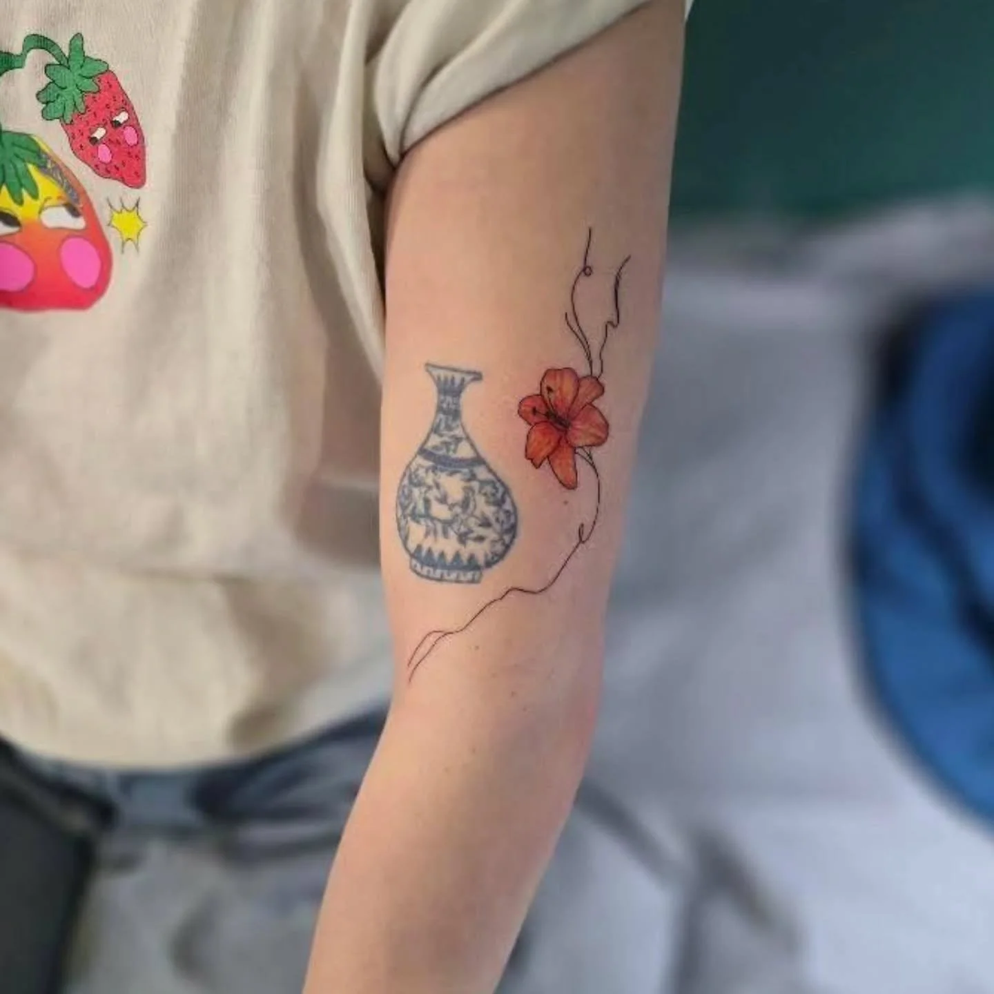 Beautiful little vase and flower by @lace_inks 
.
.
.
Raven's Head Tattoo 
242 Dundas Street 
London Ontario 
519-601-2400 
.
.

#ldnont #londonontario #tattoo #vase #artist