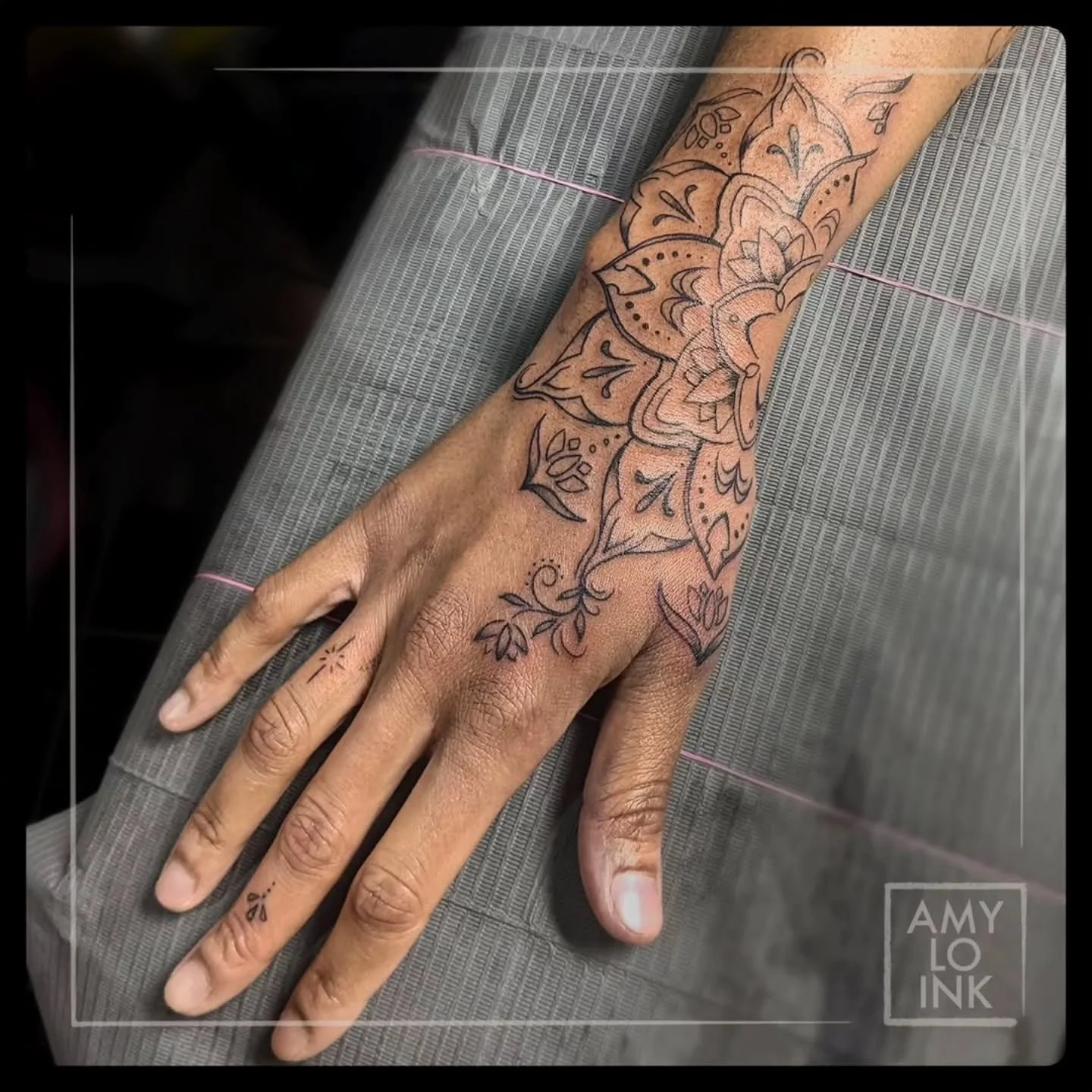 @amy.lo.ink Super gorgeous and dainty hand tattoo! 🏵️
(Plus a couple of cute little finger ones)

We wanted to keep it very light and delicate so the shading was kept to an absolute minimum. I absolutely love the placement of this tattoo as well. Th