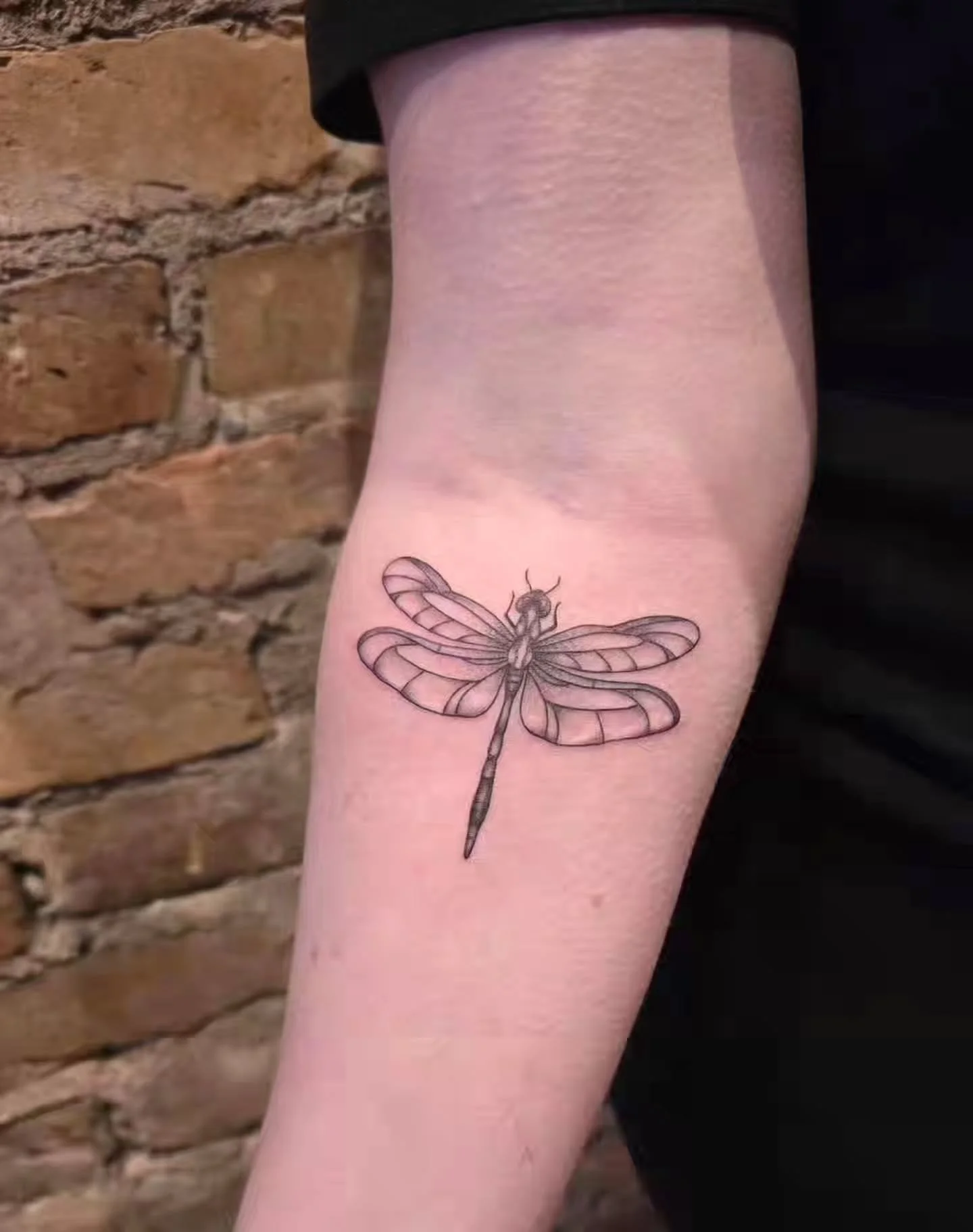 A beautiful dragonfly by @lace_inks for Reagan's first ever tattoo!
Thank you for choosing us for your first one!
❤️ Love this placement too! 
.
.
.
Raven's Head Tattoo 
242 Dundas Street 
London Ontario 
519-601-2400 
.
.
#ldnont #londonontario #ont