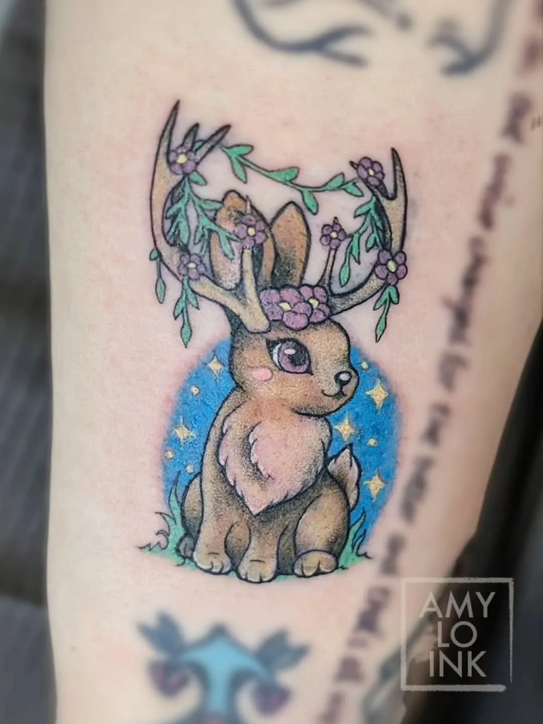 ● @amy.lo.ink ● Cutie pie jackelope! 🐇✨😍

LOOK AT HOW CUTE IT IS!!! 🥺🥺 My client asked me to just make the jackelope as cute as possible and this was the greatest thing they could have said to me haha

This tattoo is actually a rework too!

Side 