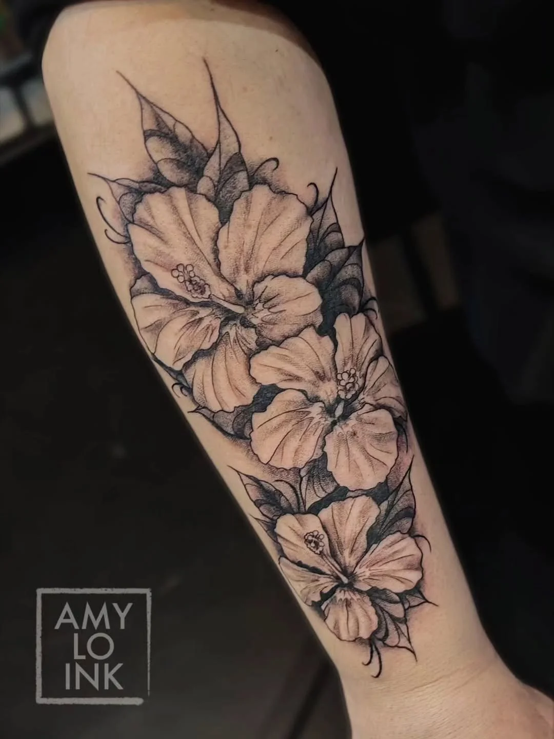 &bull; @amy.lo.ink &bull; Imagine my excitement when I realized that I tattooed a flower with its very own dedicated emoji! 🌺🤩🌺

I had the pleasure of tattooing this big hibiscus piece the other day! The only downside is that it left with me with 