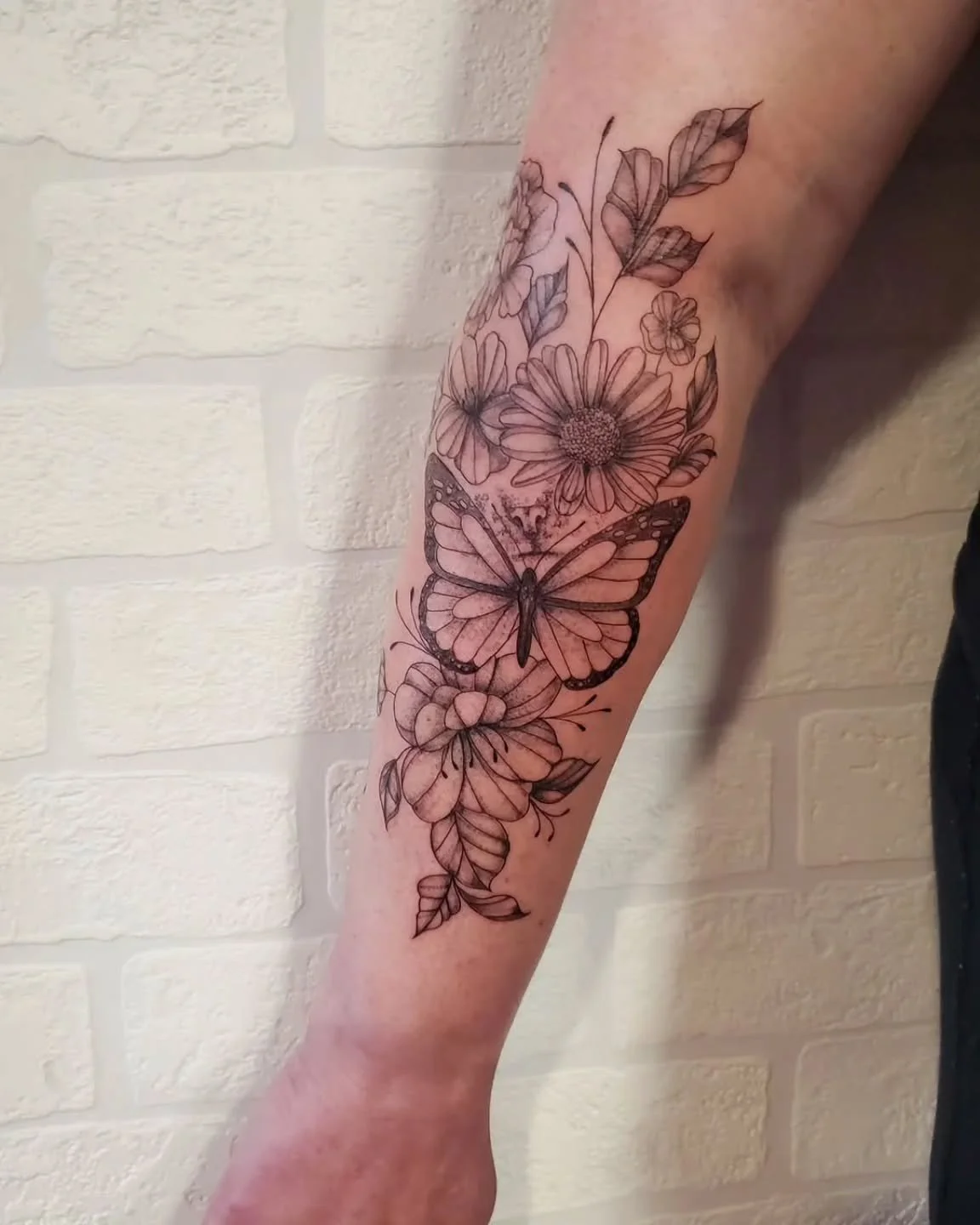 &bull; @lace_inks &bull;  Had fun collaborating with this lovely lady! Thanks for your trust ! :) DM to book 📖 
.
.
.
Raven's Head Tattoo 
242 Dundas Street 
London Ontario 
519-601-2400 

#finelinetattoo #tattoo #flowers #ldnont #londonontario