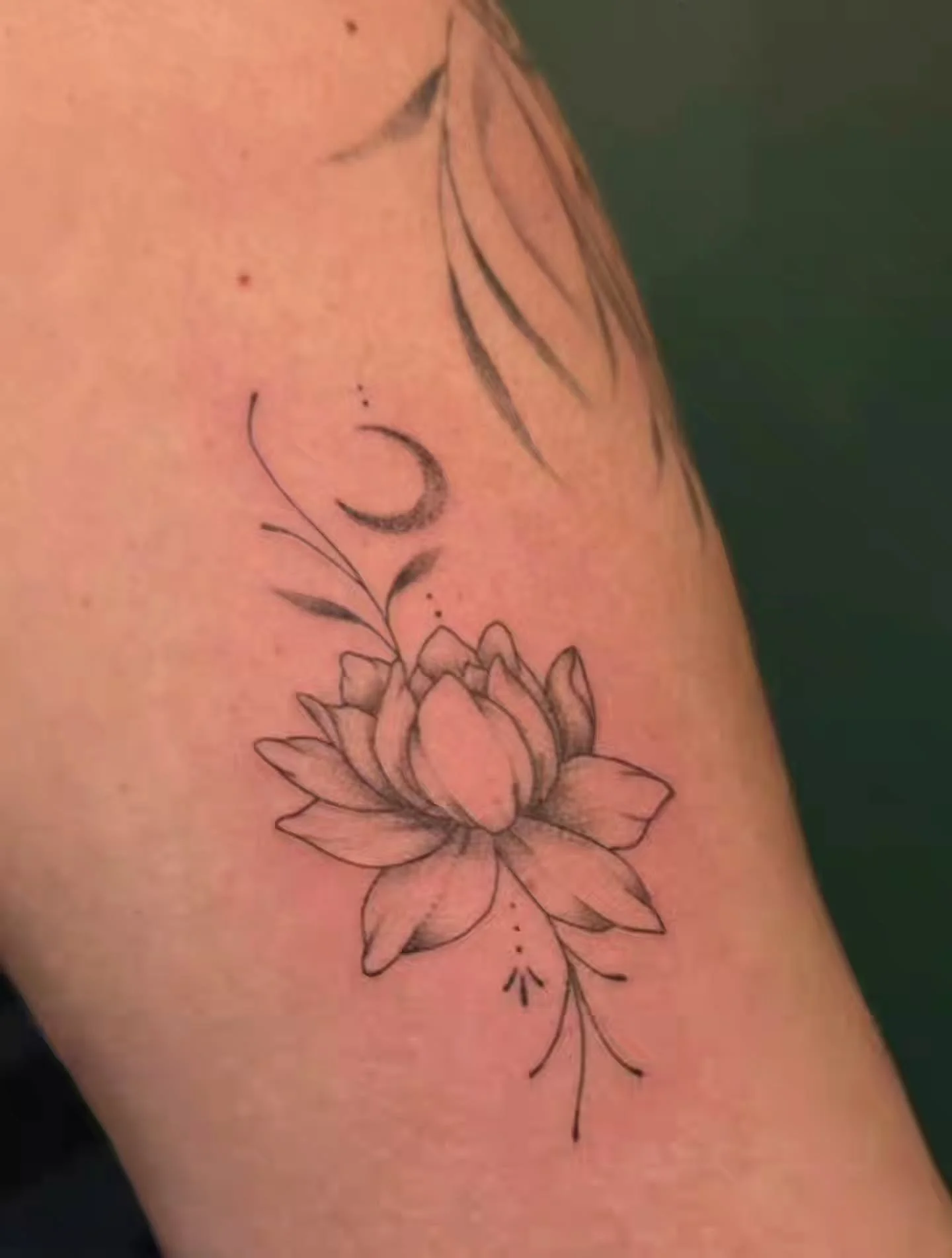 🌙🪷 Lovely little lotus and moon by @lace_inks 🪷 🌙 
.
.
Raven's Head Tattoo 
242 Dundas Street 
London Ontario 
519-601-2400