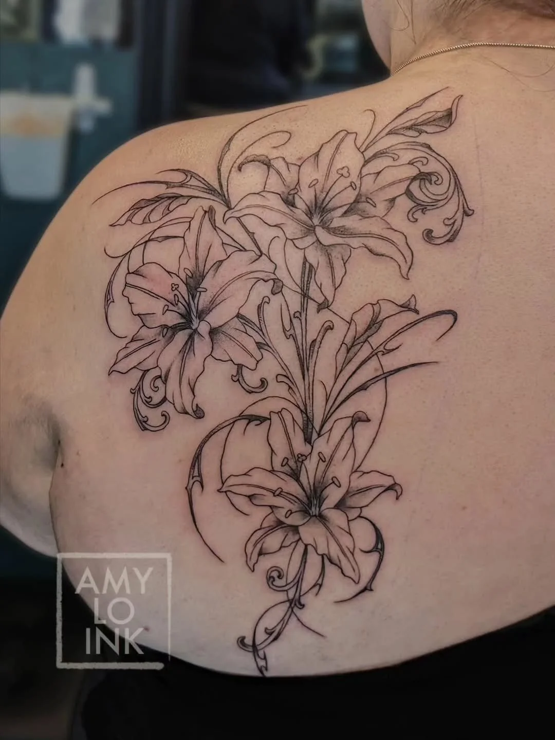 @amy.lo.ink &bull; 2026 is the year of the lily! 💐💐 (And they don't even have a lily emoji yet 😡)

Here's some fun abstract lilies I got to do the other day! Enjoying all the fun little filigree spirals I've been doing lately, maybe I'll have to s