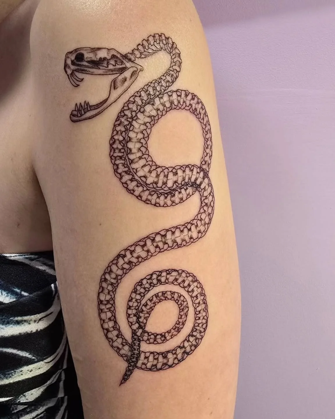 &bull; @lace_inks &bull; Snake skelly 🐍 enjoyed working on this original piece! :) thank you for your trust! DM to book 📖 ✨️ 
.
.
.
Raven's Head Tattoo 
242 Dundas Street 
London Ontario 
519-601-2400 

#finelinetattoo #ldnont #ontariotattoos #snak