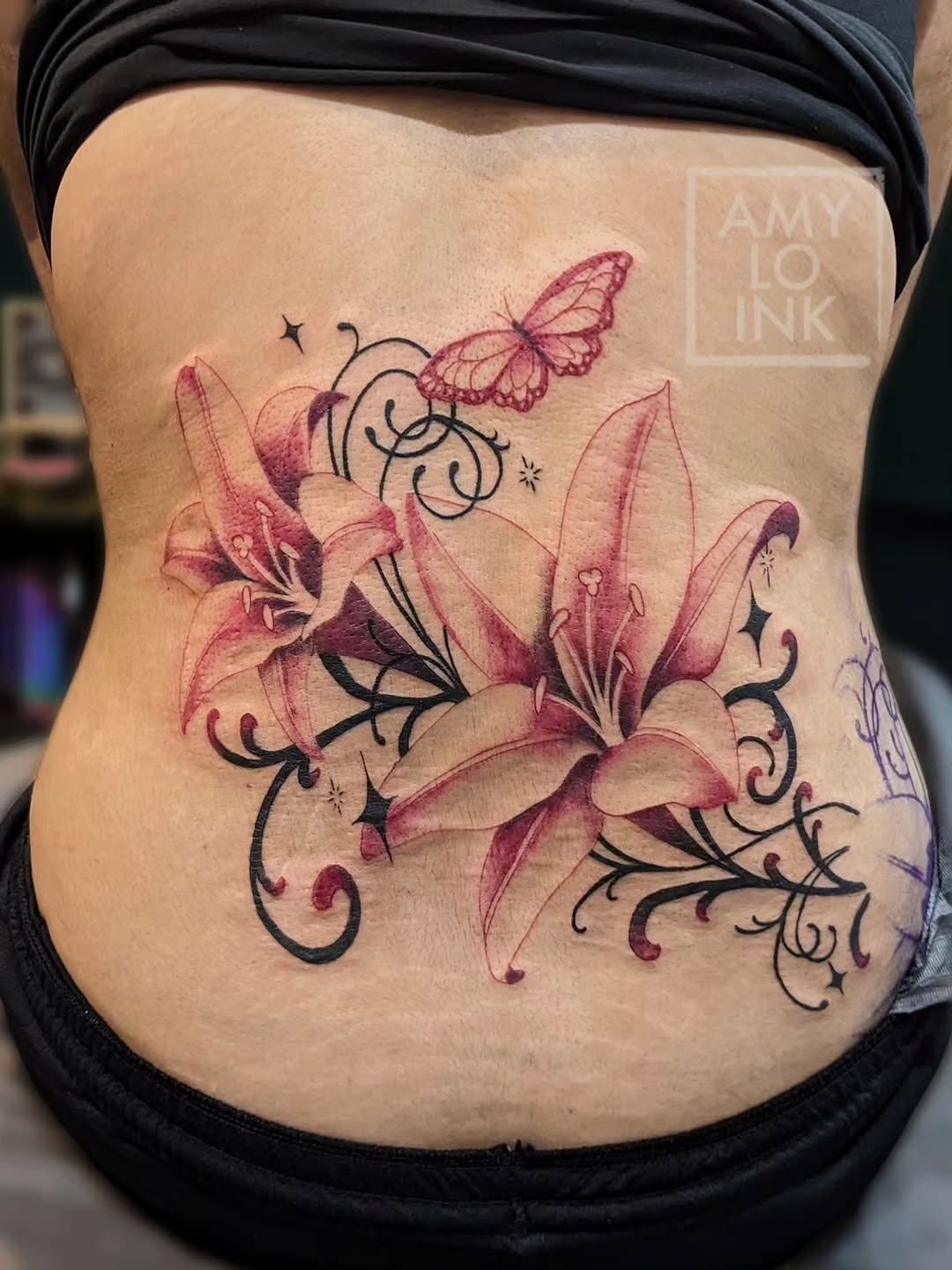 @amy.lo.ink &bull;  SO EXCITED FOR THIS ONE! ✨🦋🌀

Made an awesome start on this floral wrap tattoo the other day! This piece wraps around to the front of my clients leg, so instead of spinning her around non stop, we decided to just go chunk by chu