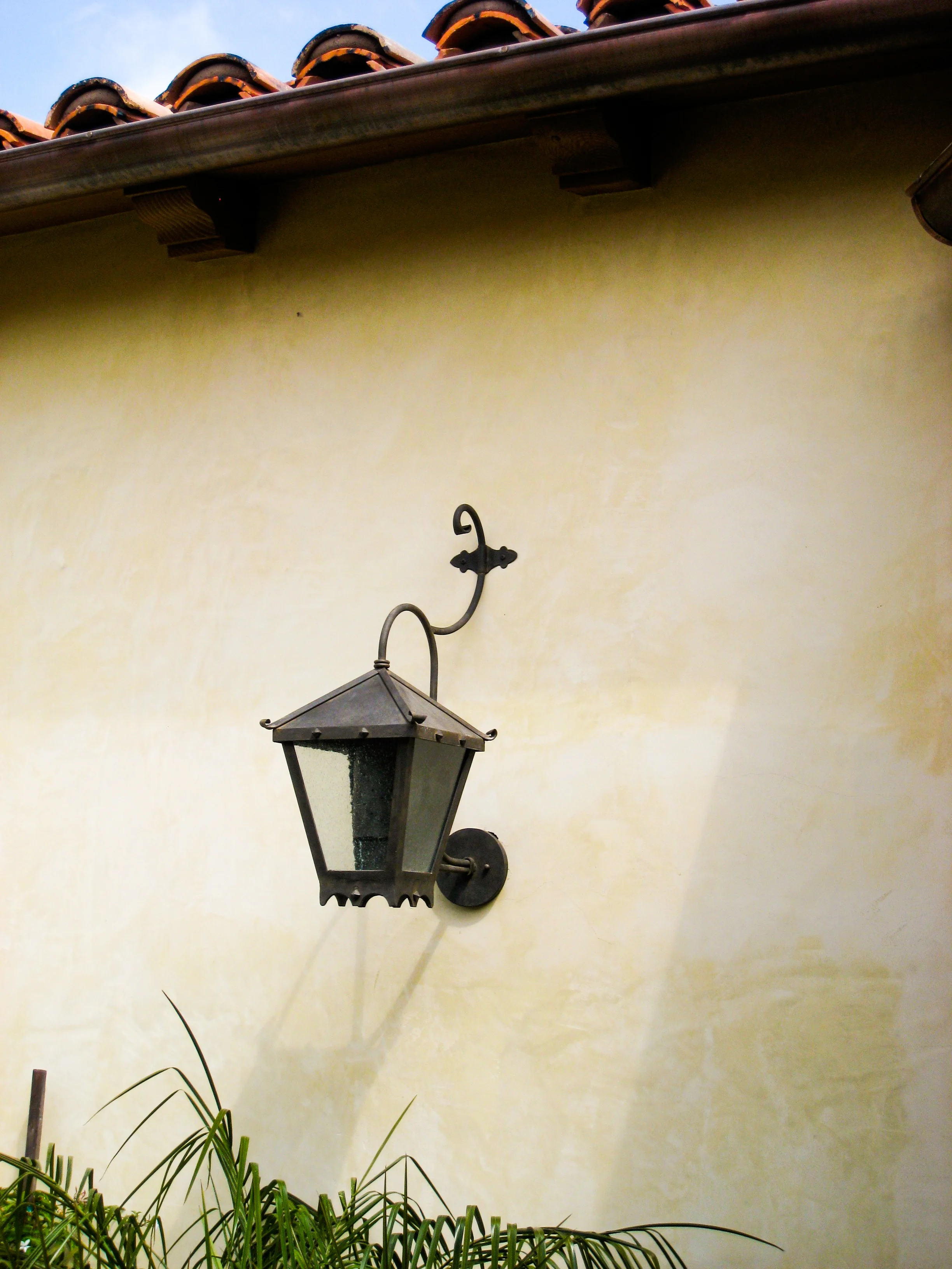 CHANDELIER FINE LIGHTING Strapped Studded Lantern