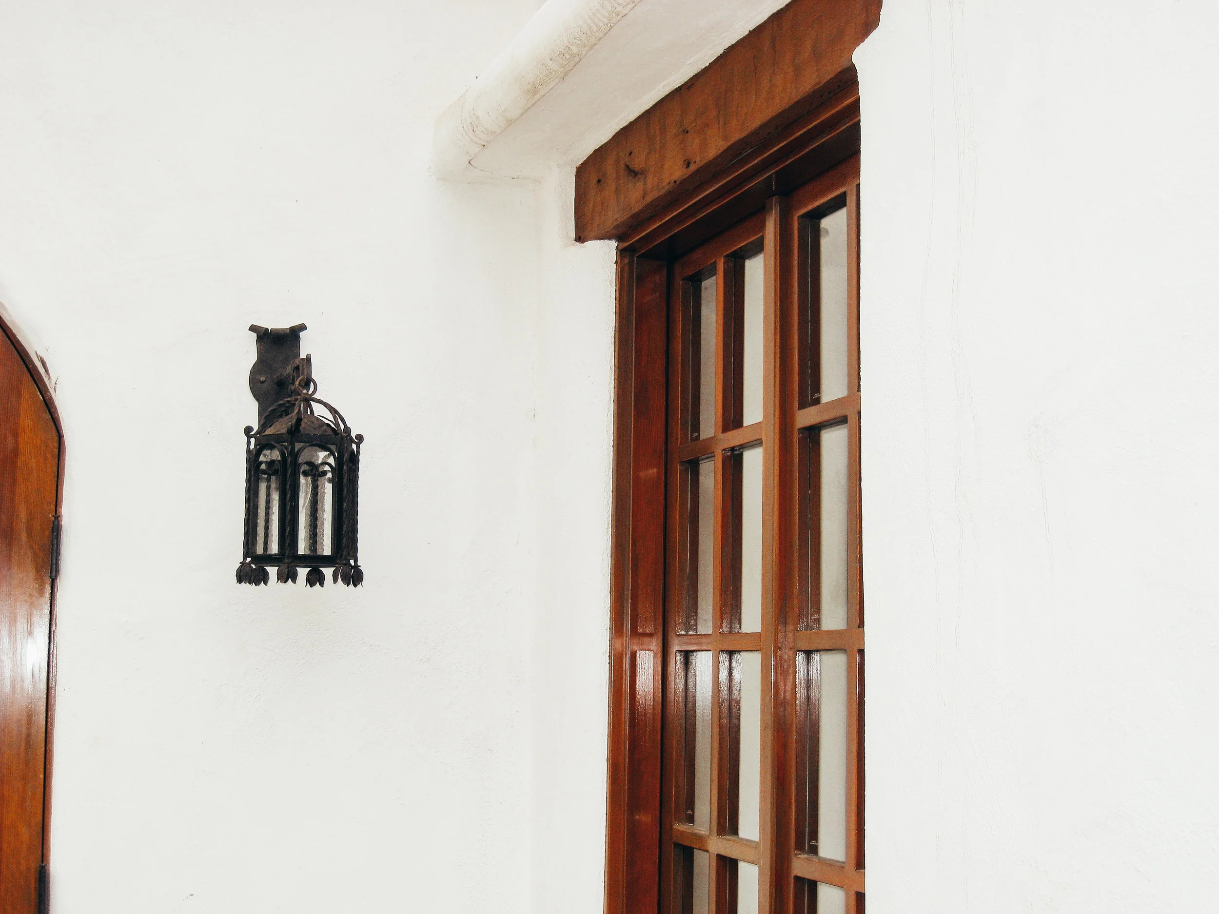 CHANDELIER FINE LIGHTING Arched Door Lantern on Colonial Bracket