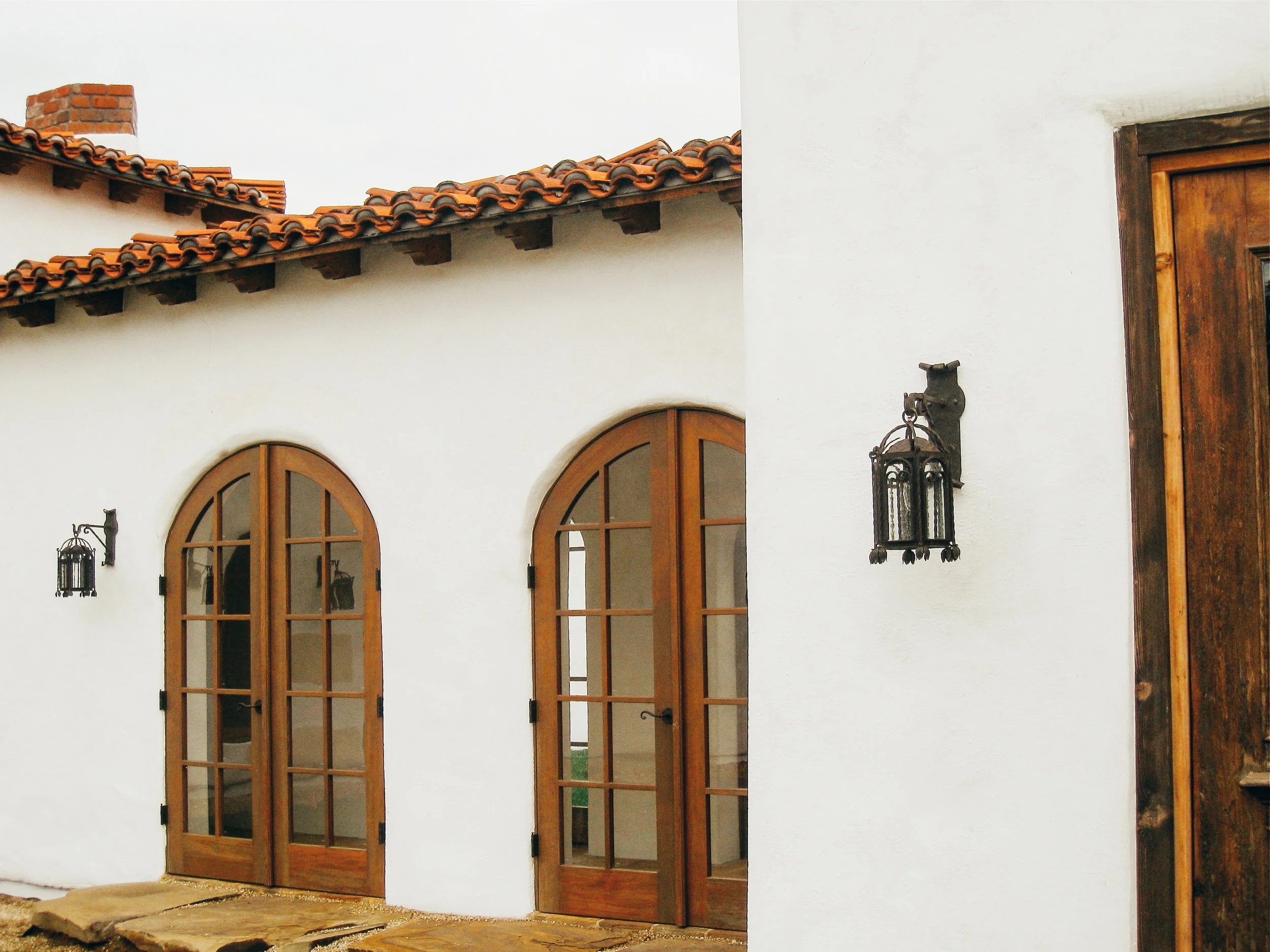 CHANDELIER FINE LIGHTING Arched Door Lantern on Colonial Bracket