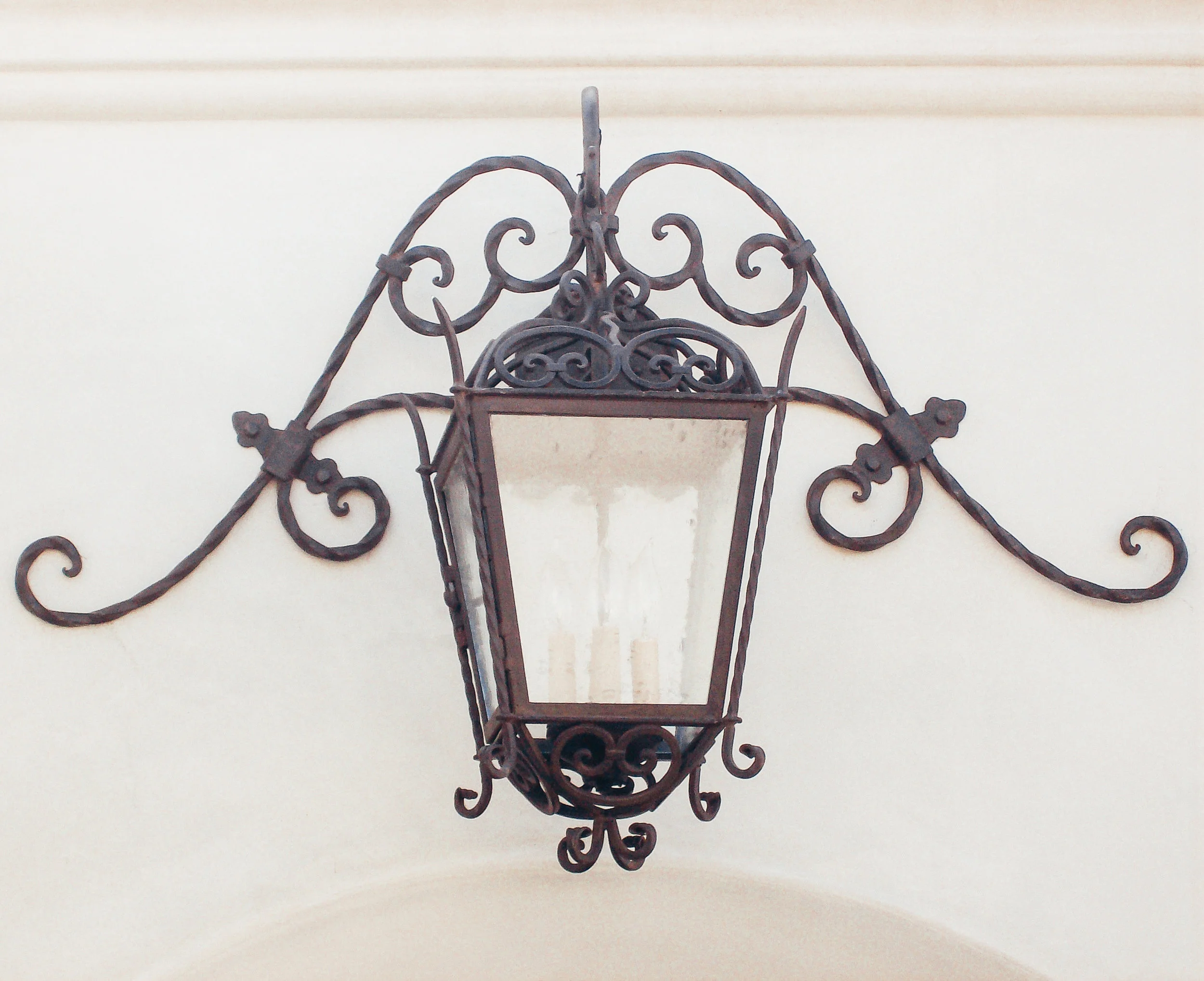 CHANDELIER FINE LIGHTING Hess Lantern on Mustache Bracket