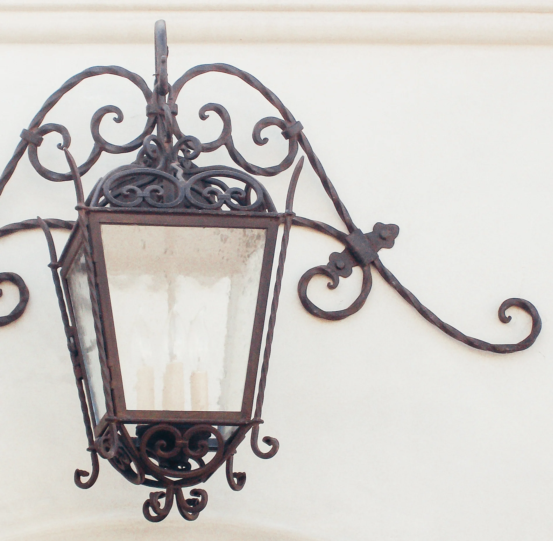 CHANDELIER FINE LIGHTING Hess Lantern on Mustache Bracket