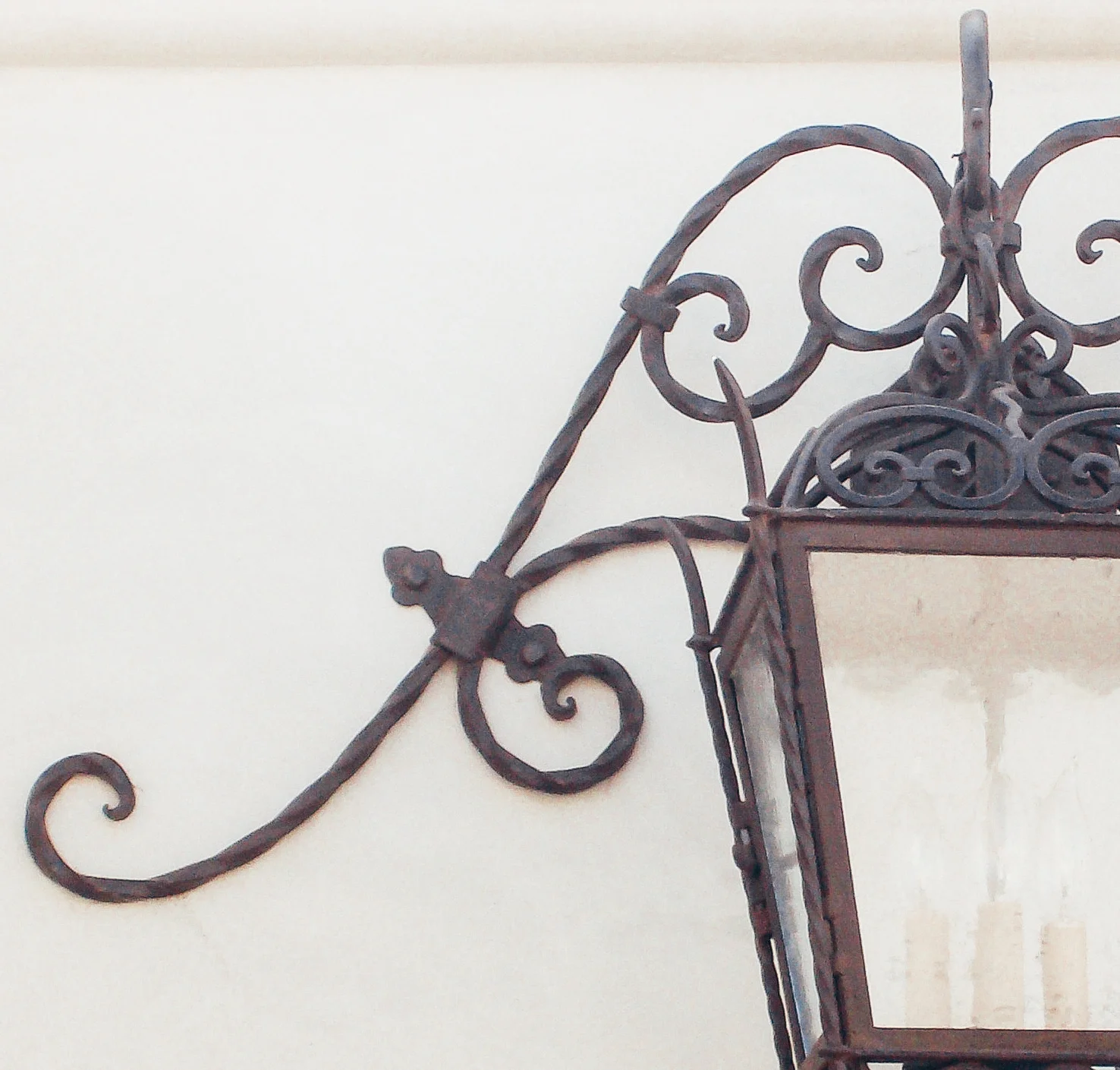 CHANDELIER FINE LIGHTING Hess Lantern on Mustache Bracket