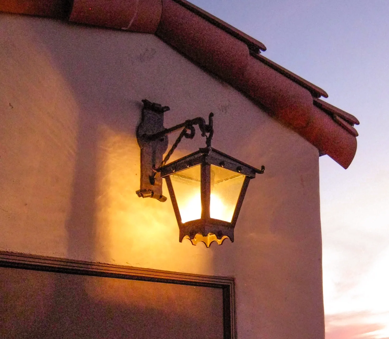 CHANDELIER FINE LIGHTING Studded Lantern on Colonial Bracket