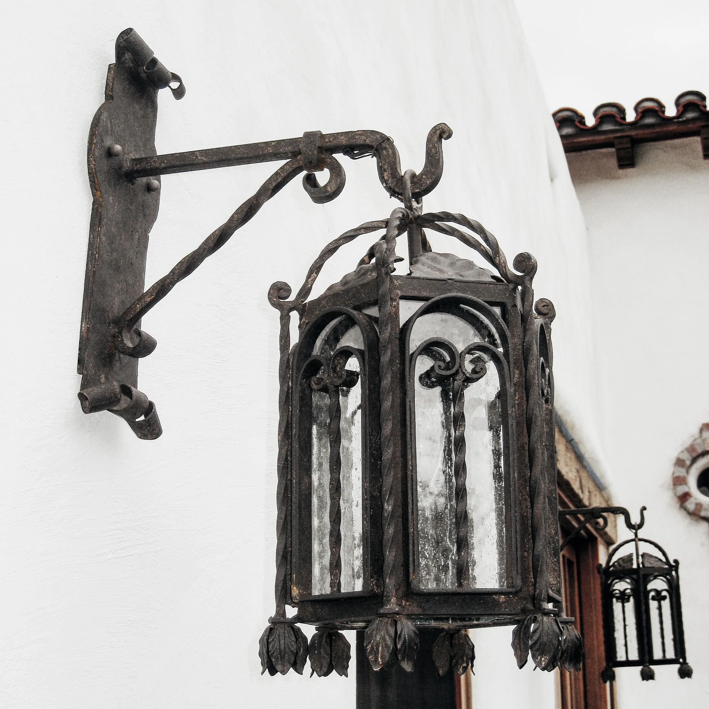 CHANDELIER FINE LIGHTING Arched Door Lantern on Colonial Bracket