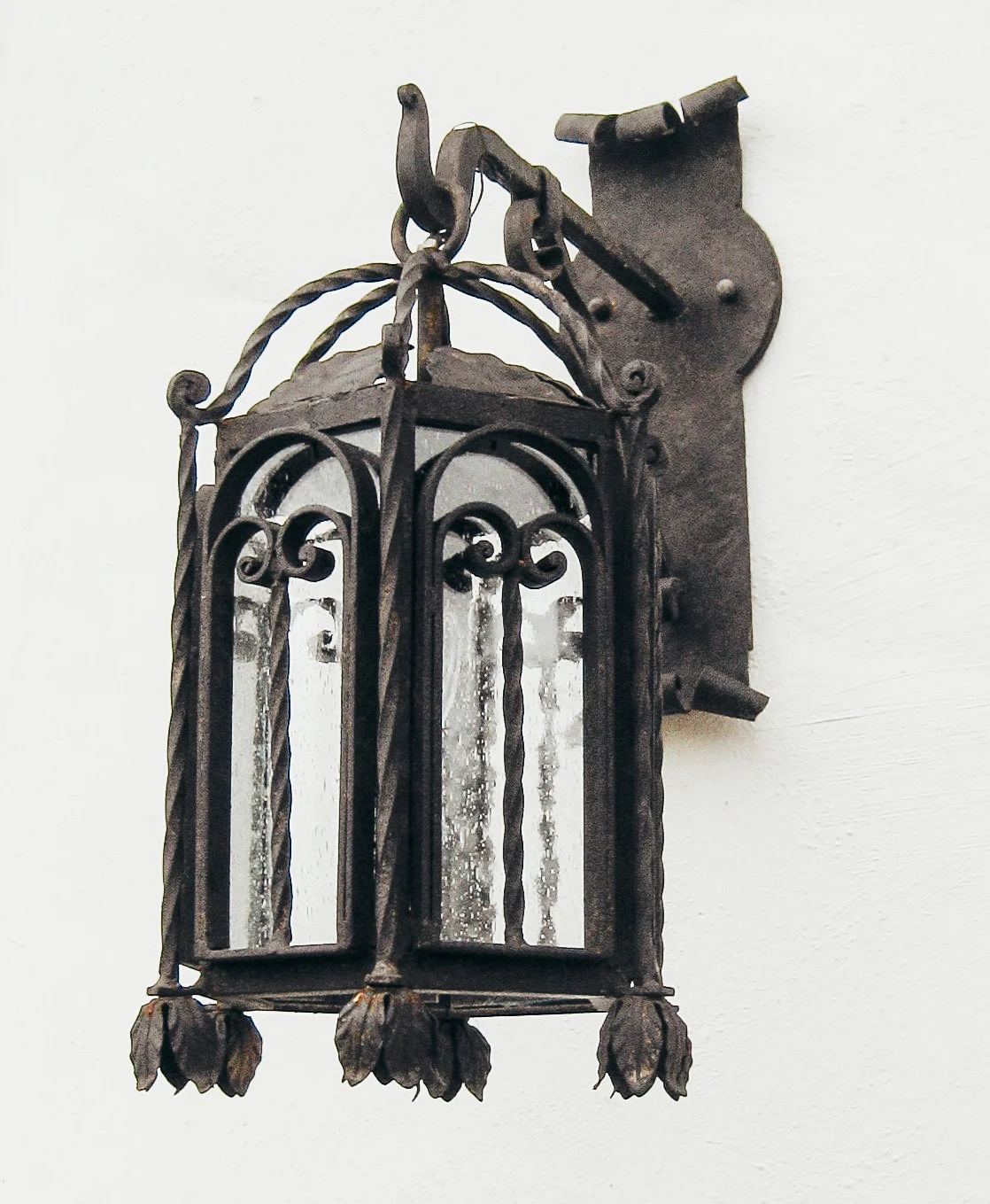 CHANDELIER FINE LIGHTING Arched Door Lantern on Colonial Bracket