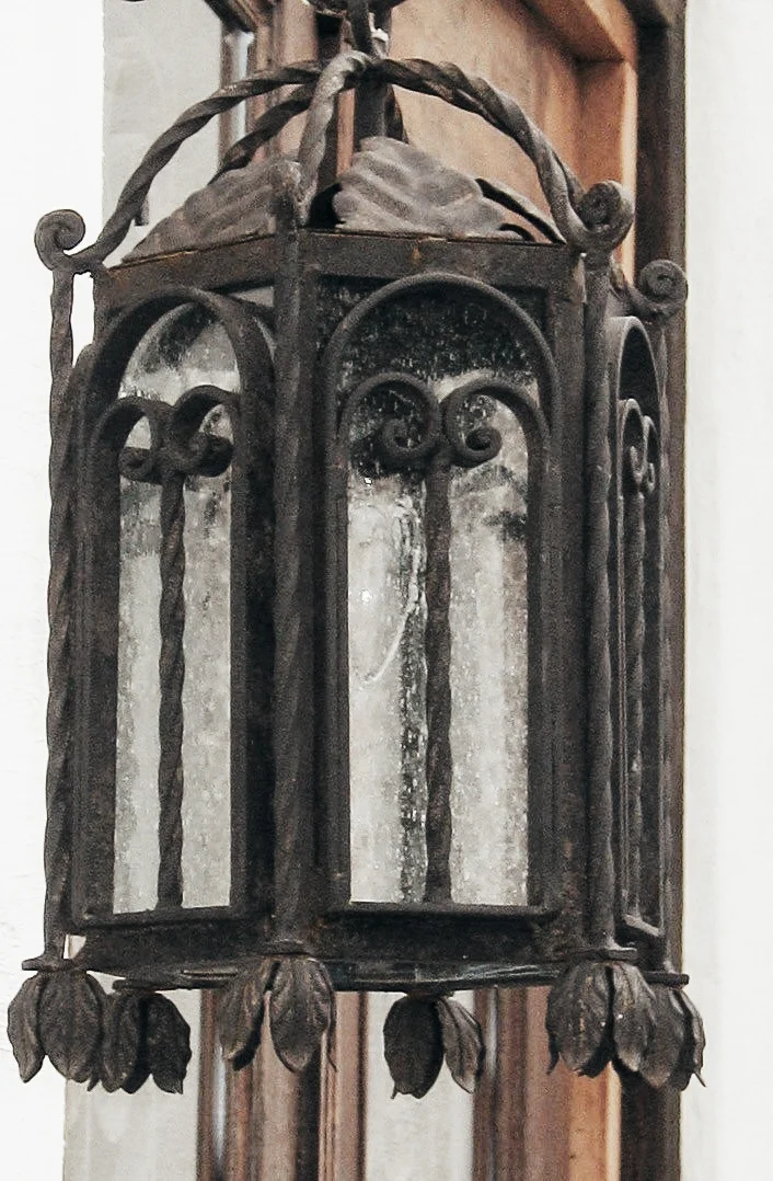CHANDELIER FINE LIGHTING Arched Door Lantern on Colonial Bracket