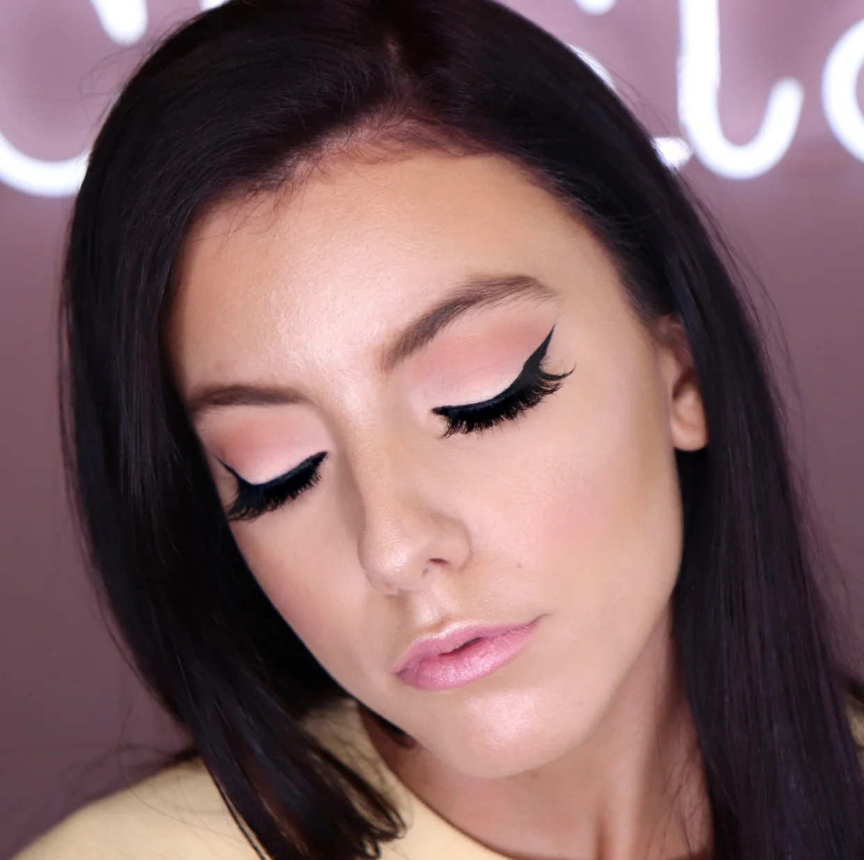 DO A BOLD FLICK OF LINER You´re as elegant as Audrey Hepburn, so why not try her iconic makeup move? It´ll make your eyes look wide open. It is easier to draw the flick first from the outer corner of your lid toward the end of your brow. Then line your lid right along the lashes. Curl your lashes and add mascara to finish the look.