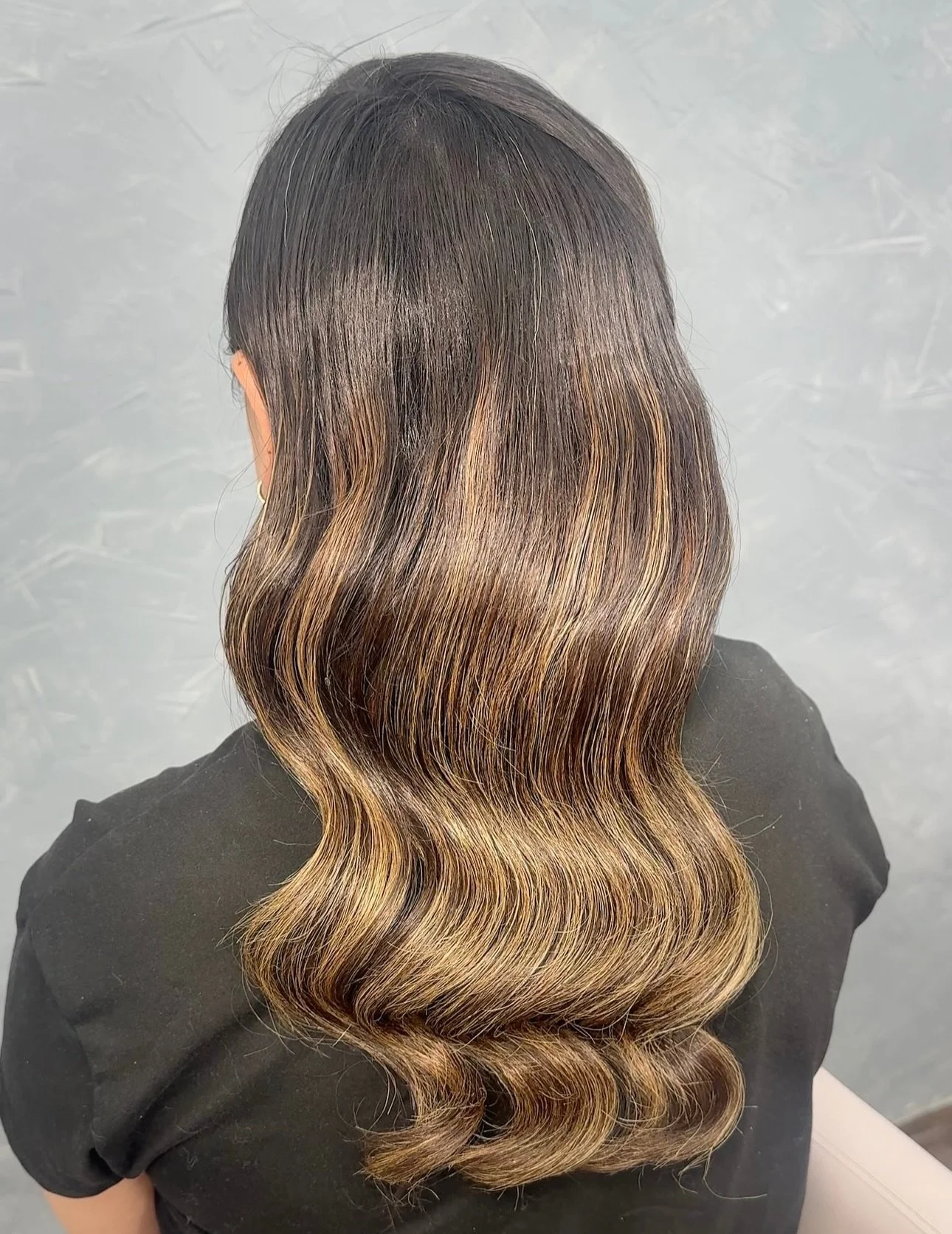 Engagement Makeup and Glam Waves 💍🪞🪽🤍

Glam waves are the softer and smoother version of Hollywood waves. They flow more relaxed and have less of a definition on the pattern. 

They are polished as well, and even though they have structure and a 