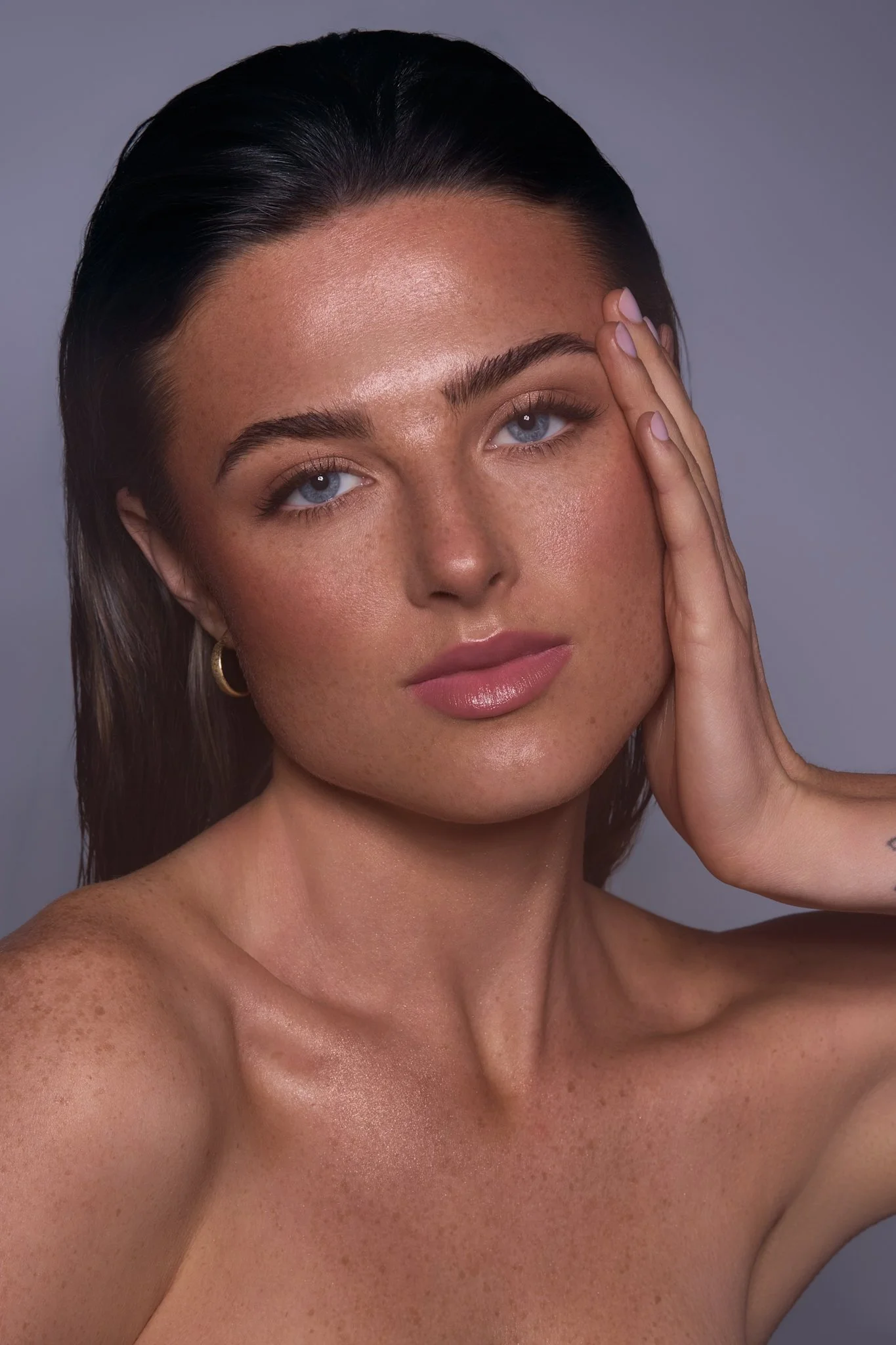 Professional event makeup artist in Dallas applying luxury makeup