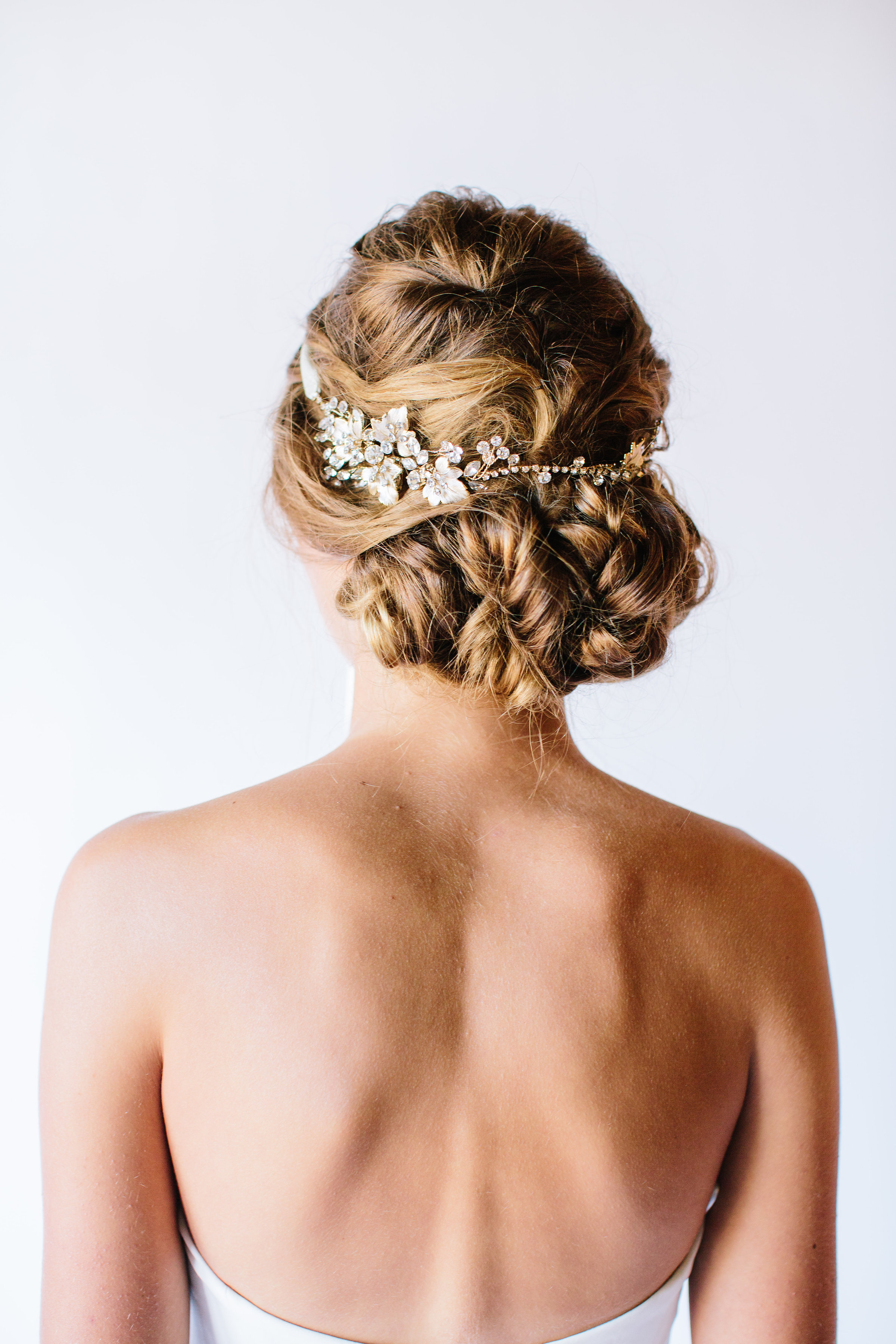 Beautiful halo with an organic motif and side detailing by Untamed Petals