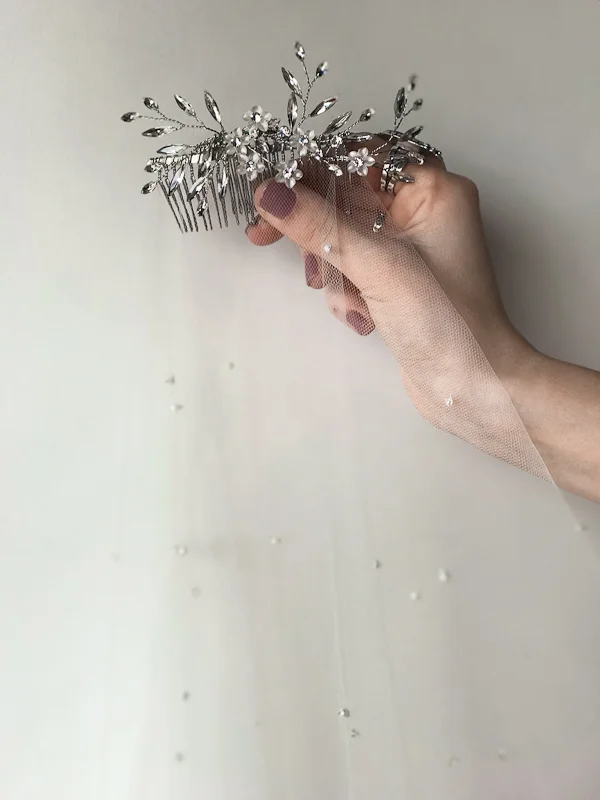 Beaded comb with veil - By Untamed Petals