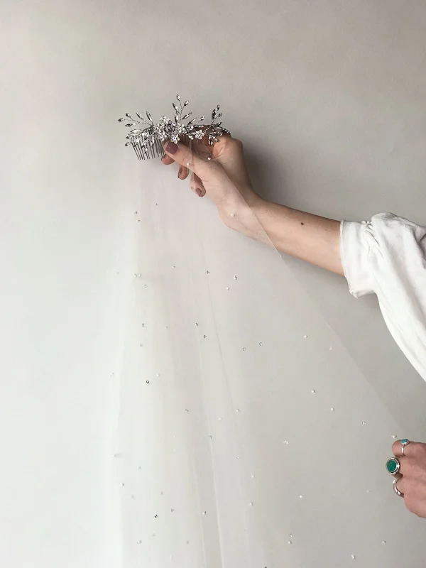 Untamed Petals Chloe Comb and Pandora Veil