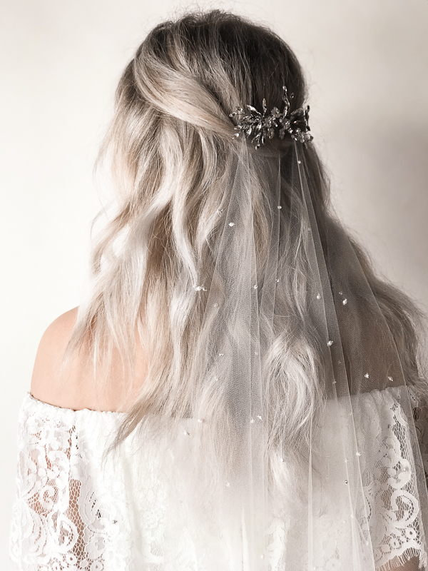 How to style a bridal veil with a comb - By Untamed Petals