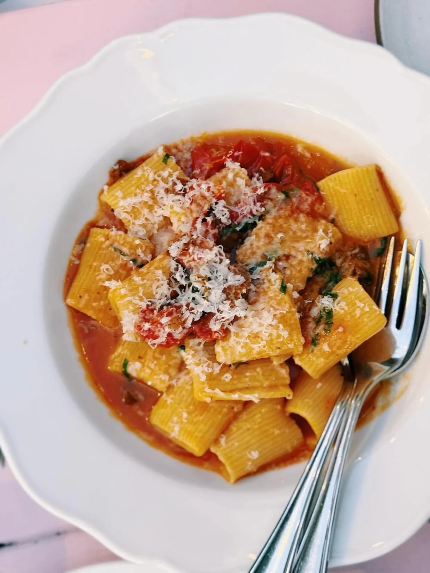 Probably another month or two of heirloom tomato season. Come grab this gorgeous pasta made with an heirloom tomato pomodoro and 
@allepiasalumi crispy guanciale (made in SLO) by our chef @oscar_desantiago_ ✨ tomatoes always from our amazing farmers 